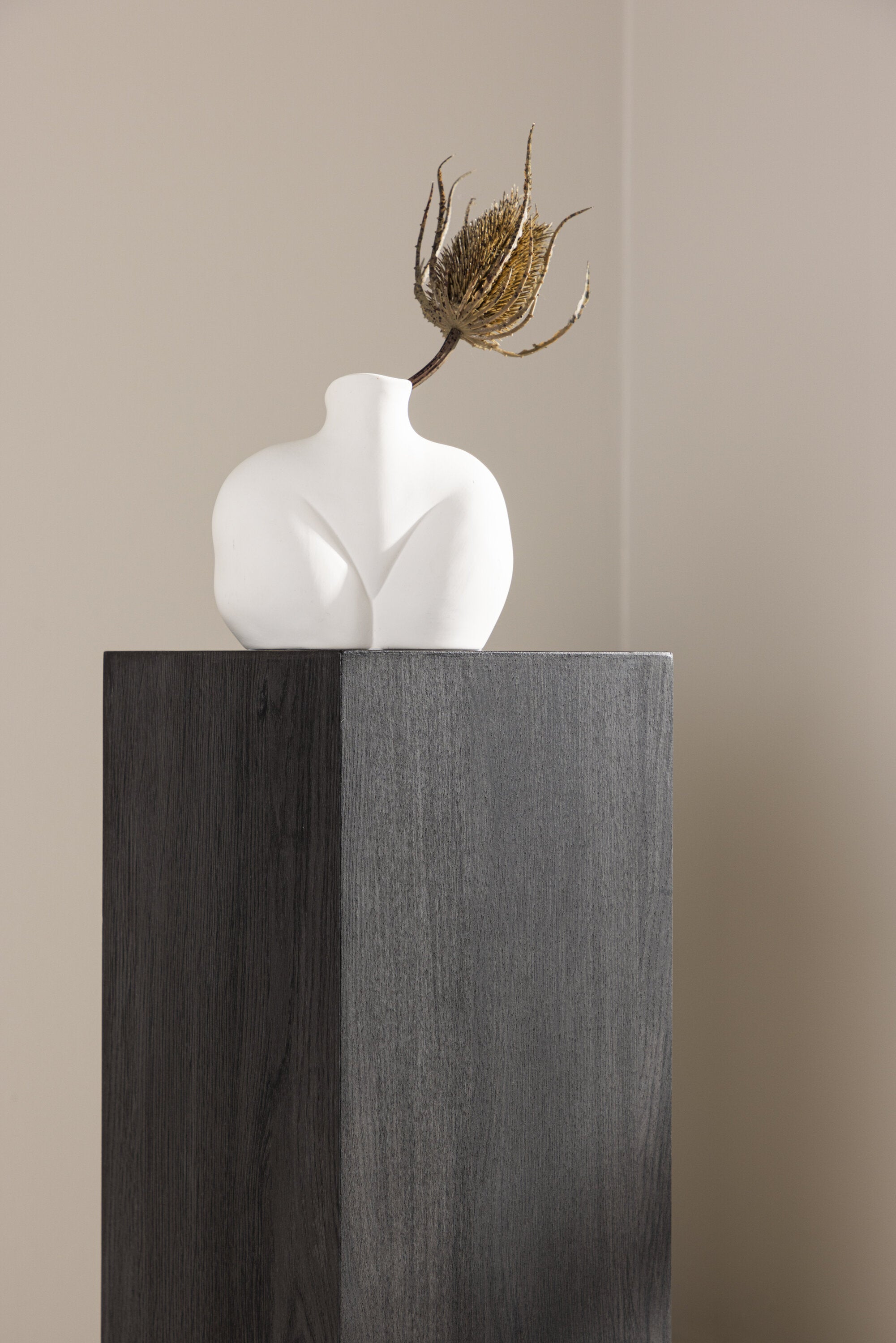 Ramsvik Sockel in Schwarz präsentiert im Onlineshop von KAQTU Design AG. Beistelltisch ist von Vind