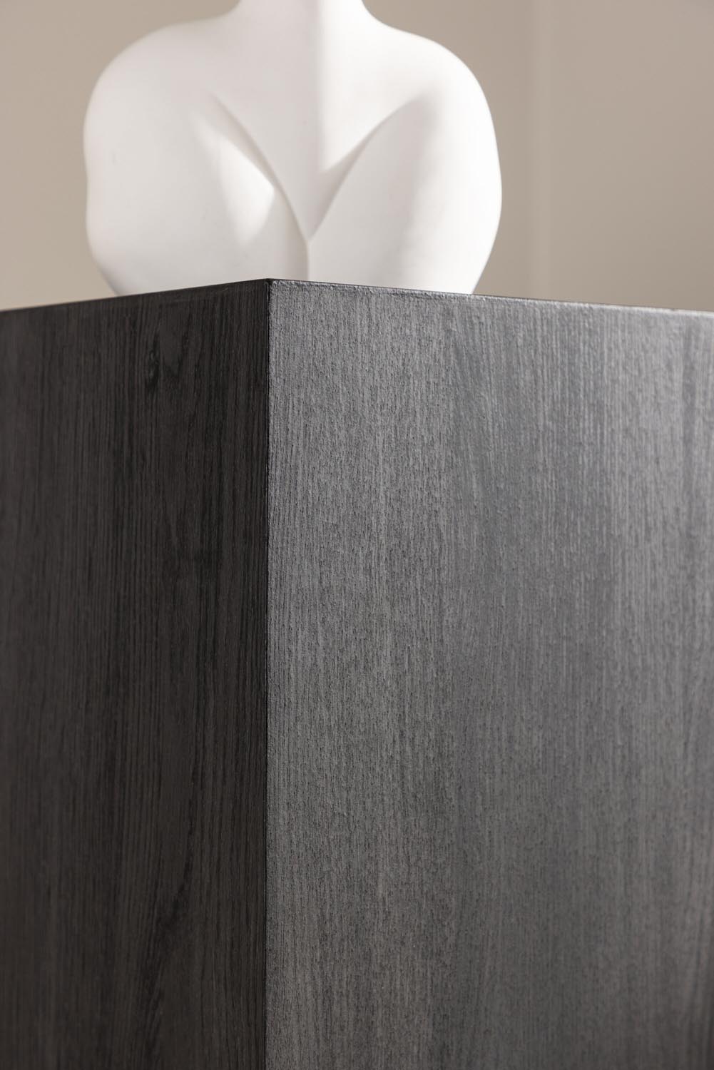 Ramsvik Sockel in Schwarz präsentiert im Onlineshop von KAQTU Design AG. Beistelltisch ist von Vind