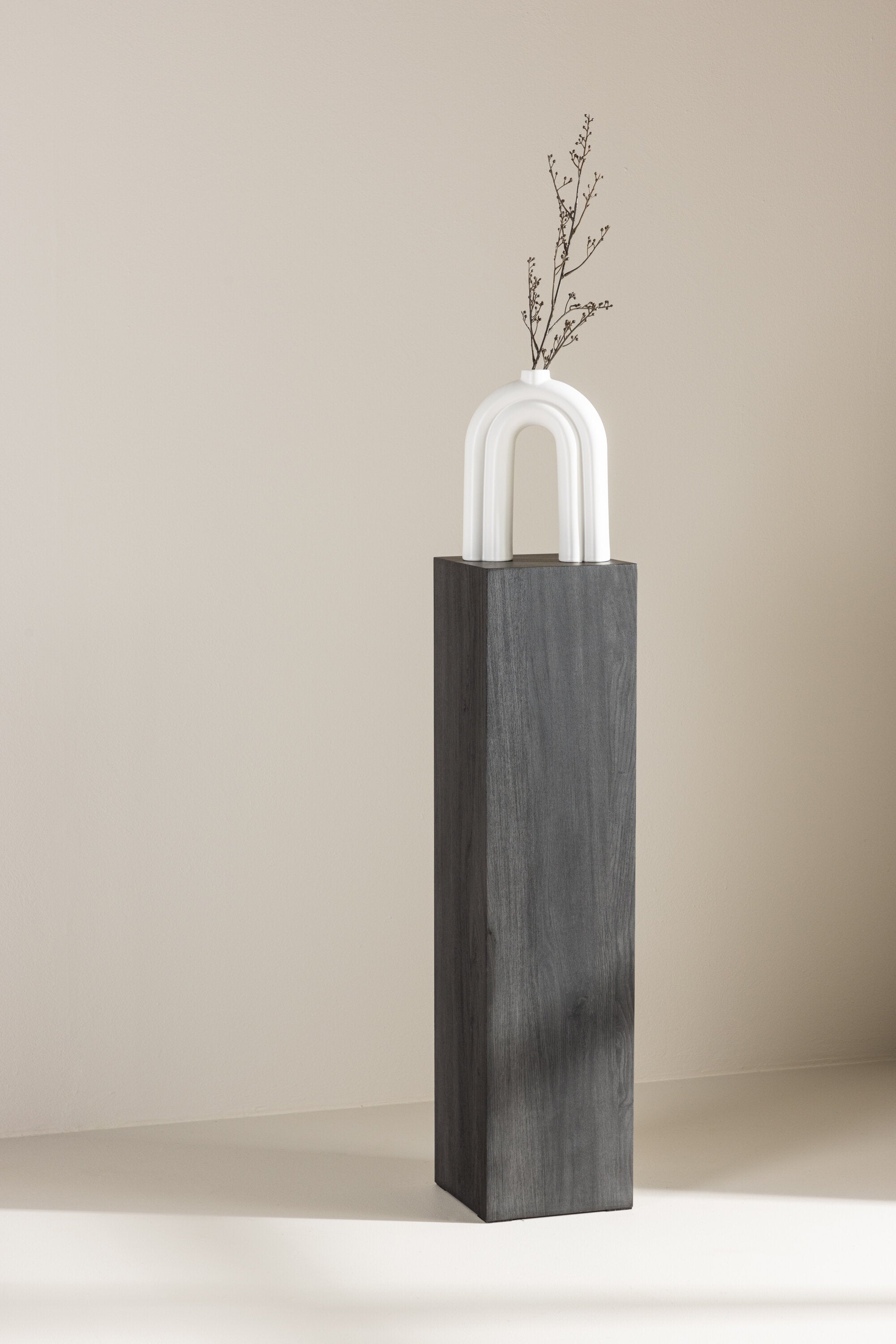 Ramsvik Sockel in Schwarz präsentiert im Onlineshop von KAQTU Design AG. Beistelltisch ist von Vind