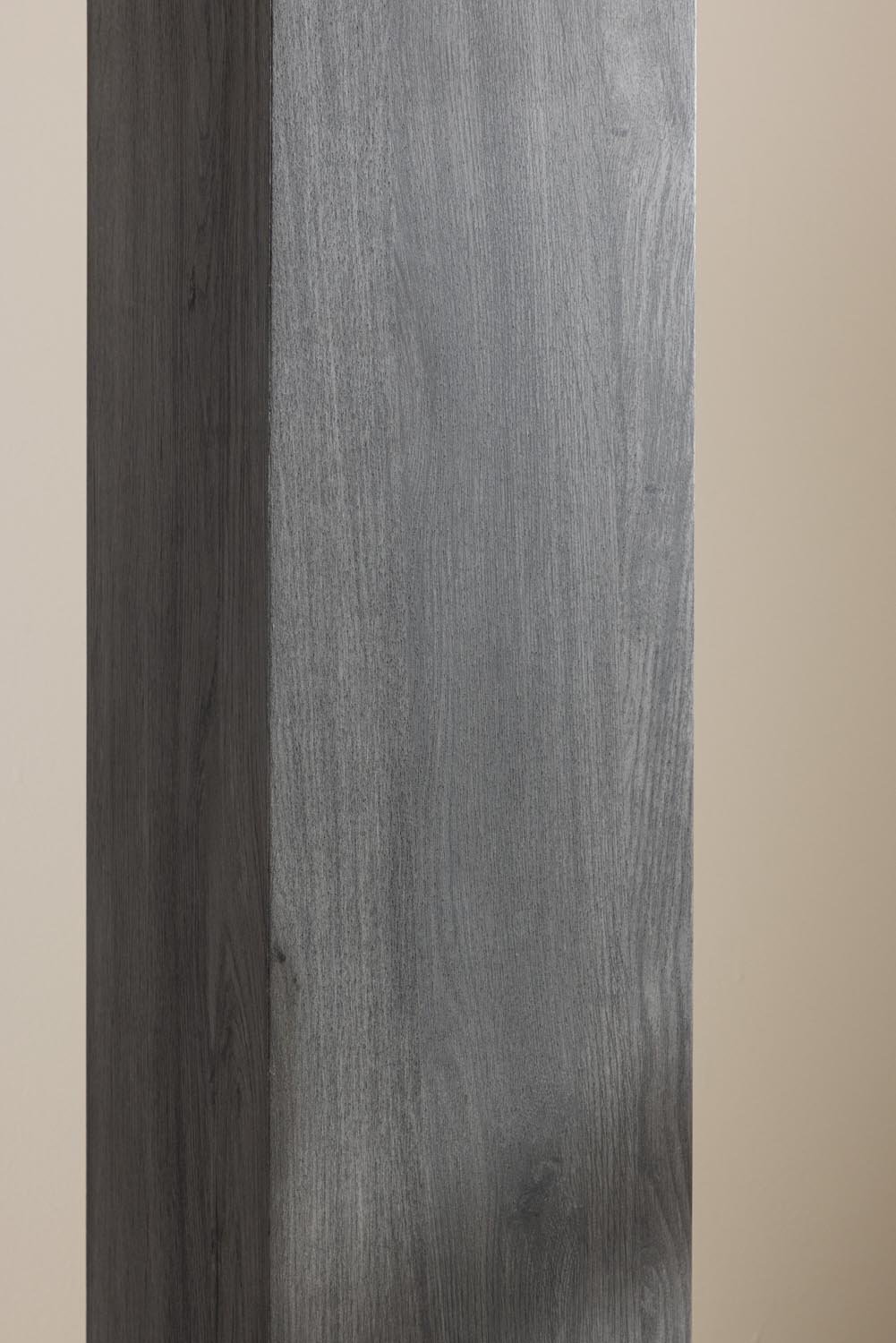 Ramsvik Sockel in Schwarz präsentiert im Onlineshop von KAQTU Design AG. Beistelltisch ist von Vind