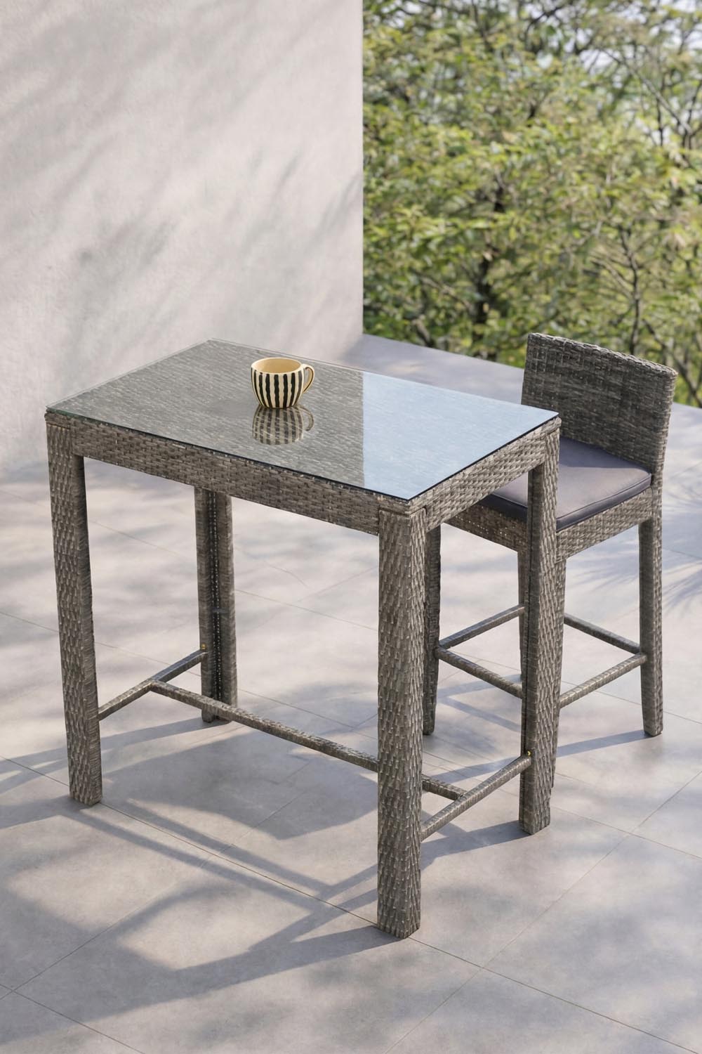 Alo Bartisch Outdoor in Grau präsentiert im Onlineshop von KAQTU Design AG. Hochtisch Outdoor ist von Venture Home