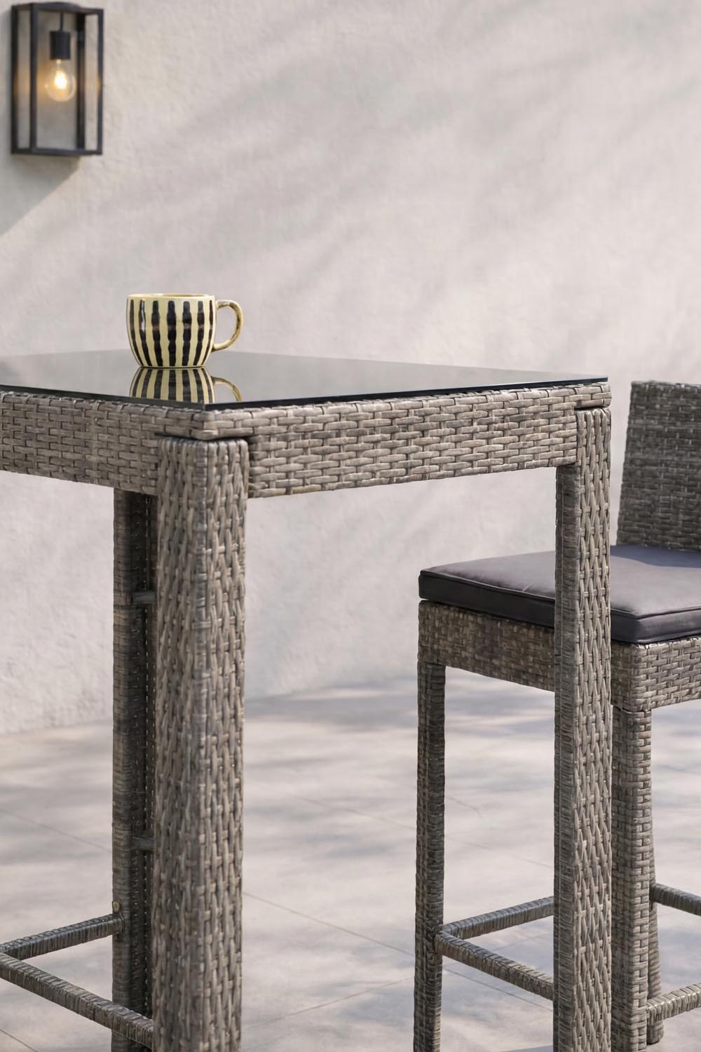 Alo Bartisch Outdoor in Grau präsentiert im Onlineshop von KAQTU Design AG. Hochtisch Outdoor ist von Venture Home
