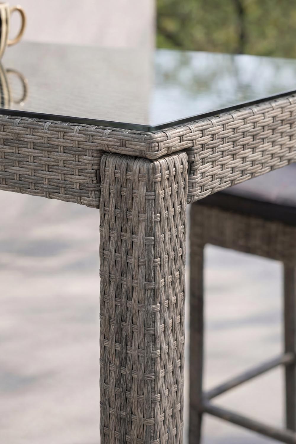 Alo Bartisch Outdoor in Grau präsentiert im Onlineshop von KAQTU Design AG. Hochtisch Outdoor ist von Venture Home