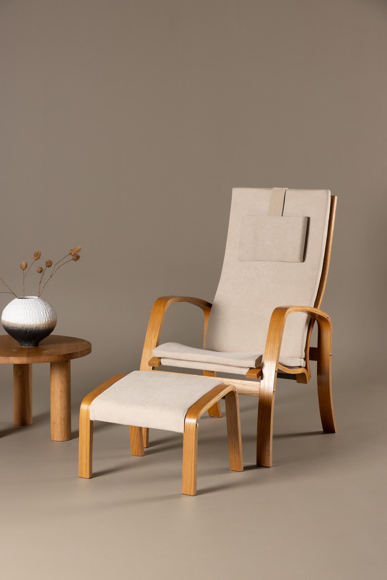 Grötö Lounge Stuhl in Beige/Dunkelgrau präsentiert im Onlineshop von KAQTU Design AG. Sessel ist von Venture Home