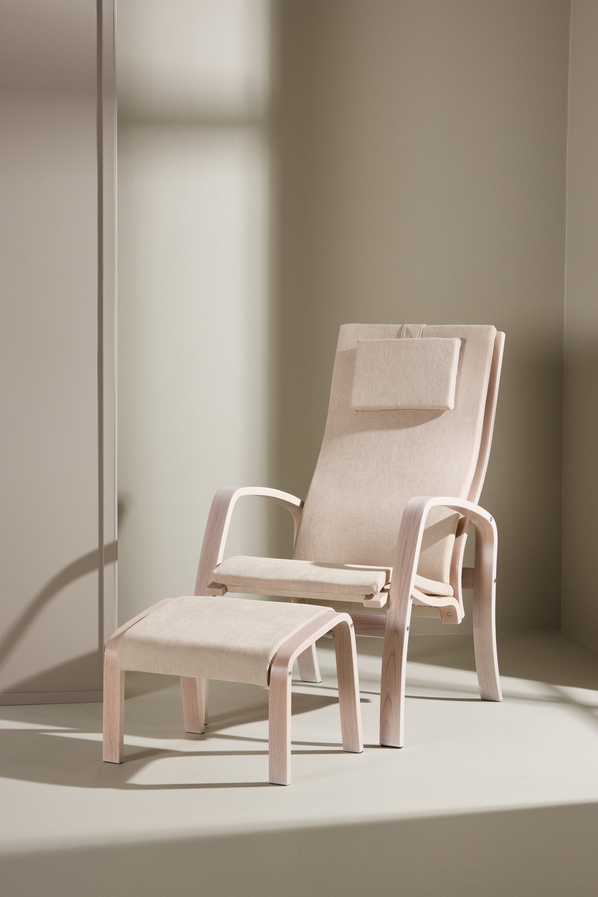 Grötö Lounge Stuhl in Hellgrau/ Weisswäsche präsentiert im Onlineshop von KAQTU Design AG. Sessel ist von Venture Home