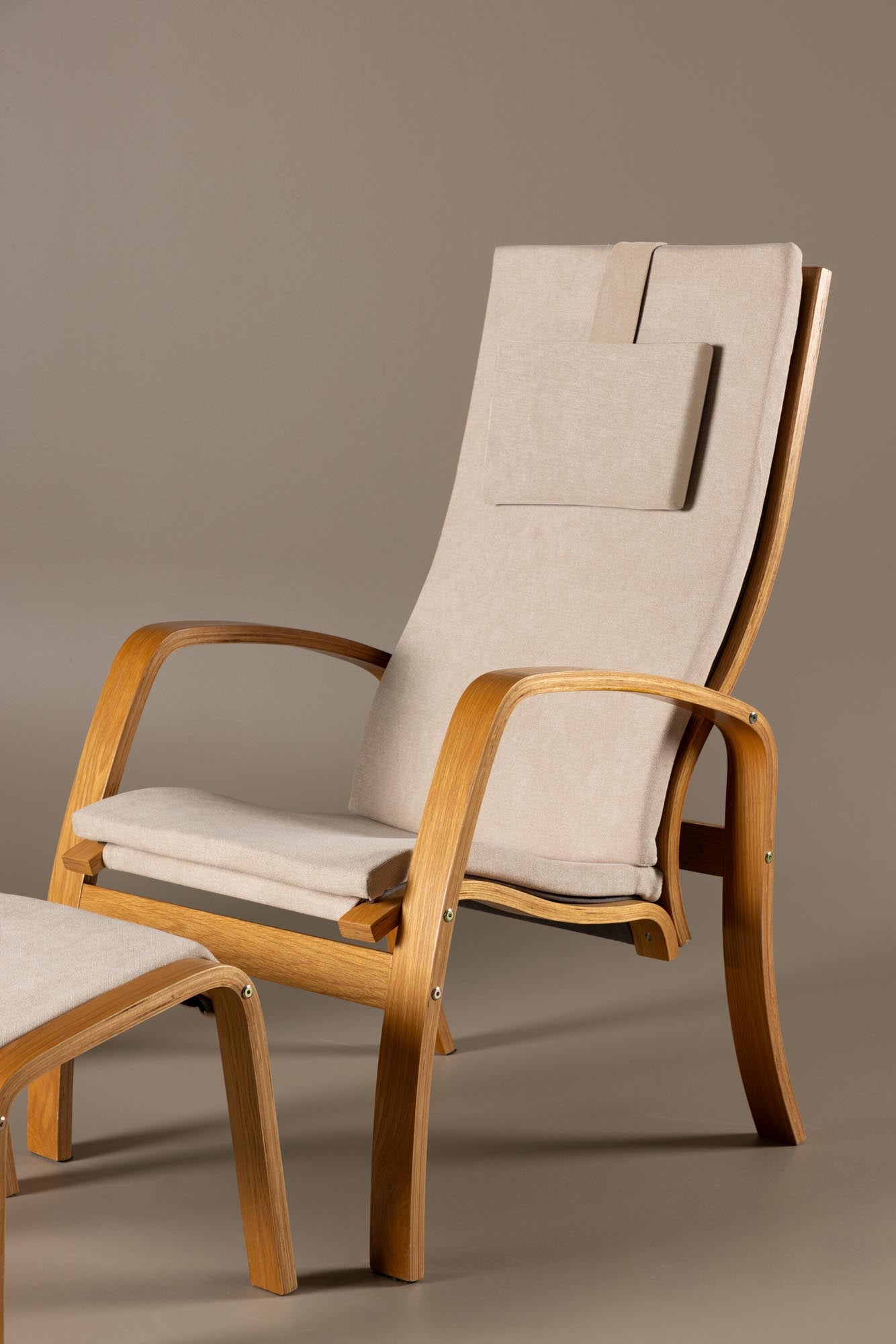 Grötö Lounge Stuhl in Beige/Dunkelgrau präsentiert im Onlineshop von KAQTU Design AG. Sessel ist von Venture Home