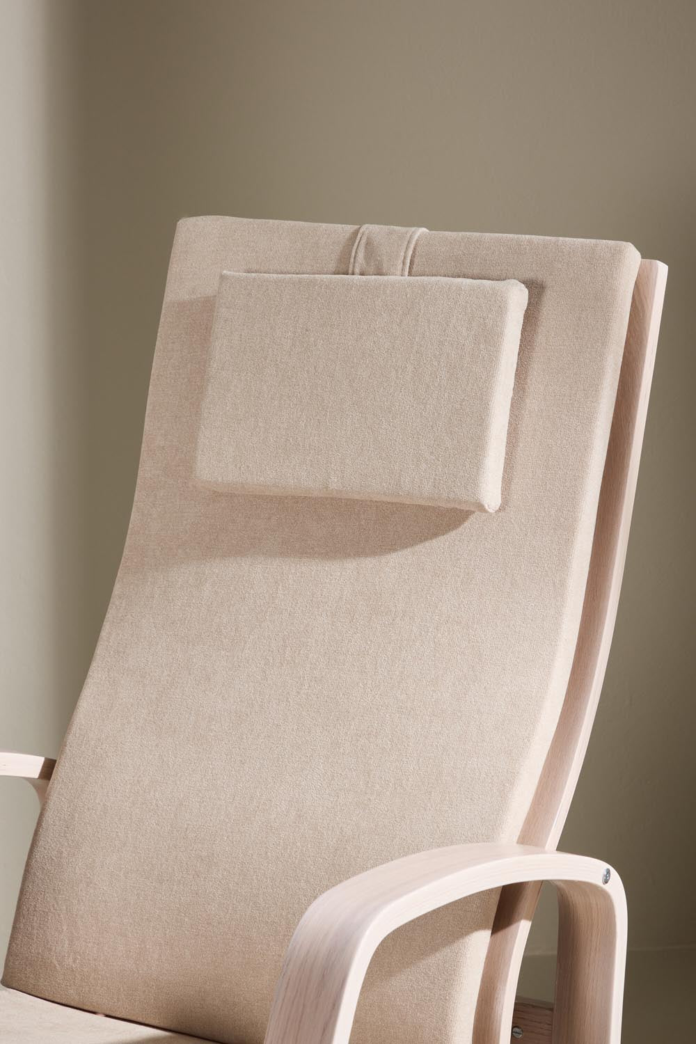Grötö Lounge Stuhl in Hellgrau/ Weisswäsche präsentiert im Onlineshop von KAQTU Design AG. Sessel ist von Venture Home