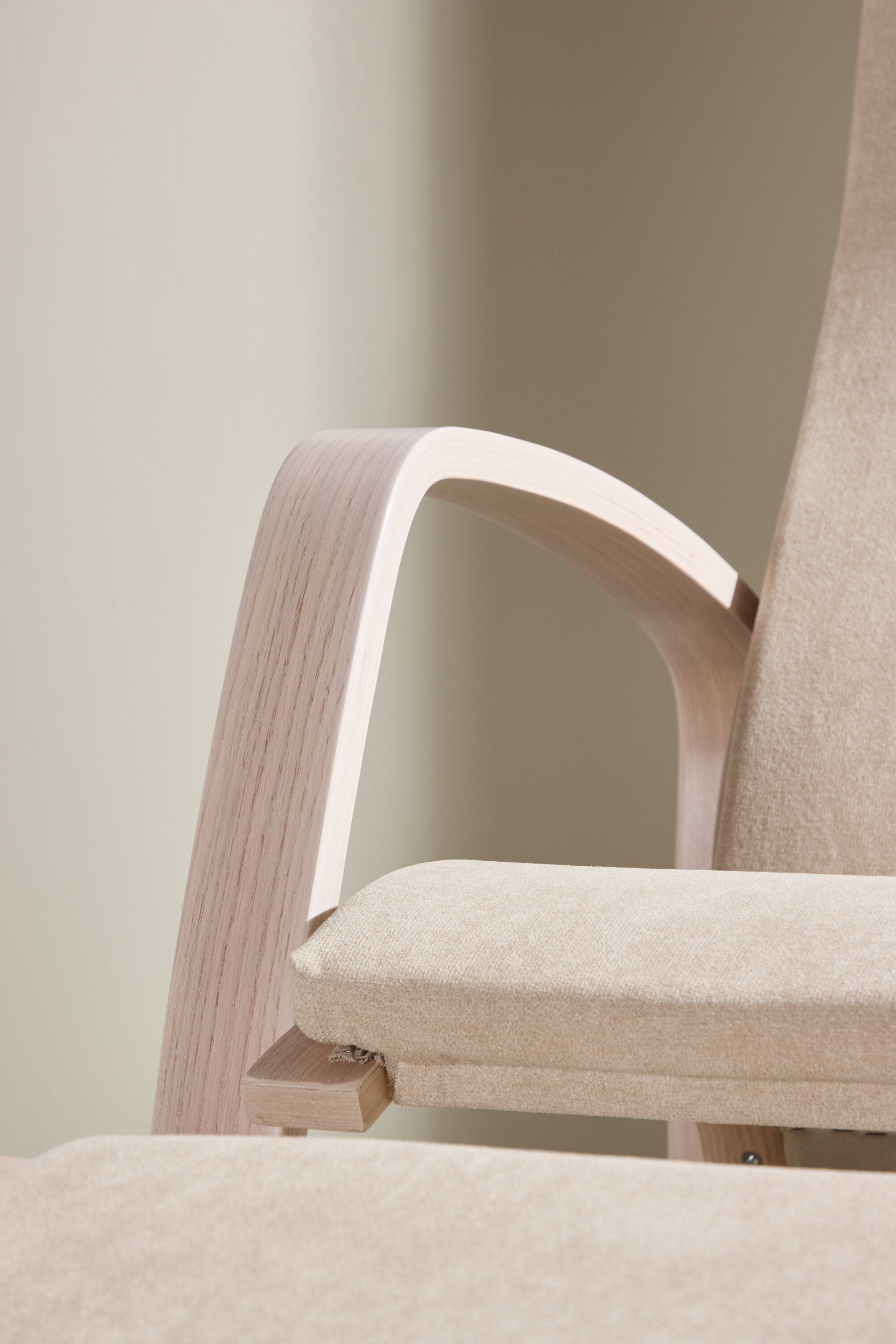 Grötö Lounge Stuhl in Hellgrau/ Weisswäsche präsentiert im Onlineshop von KAQTU Design AG. Sessel ist von Venture Home