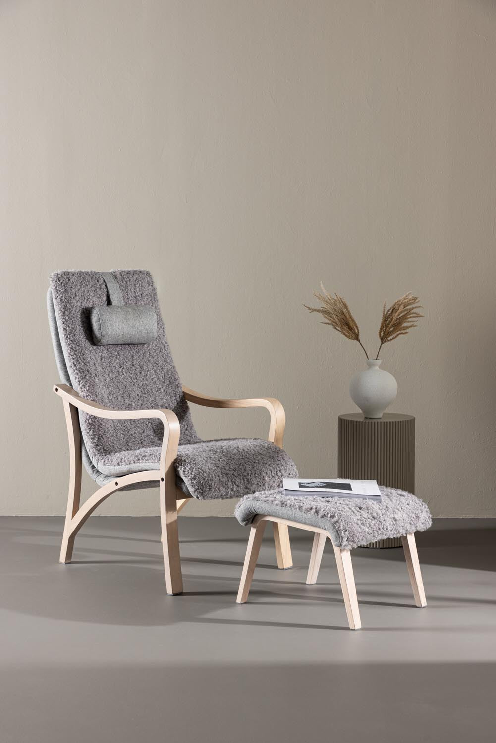 Fårö Lounge Stuhl in Hellgrau/ Weisswäsche präsentiert im Onlineshop von KAQTU Design AG. Sessel ist von Venture Home