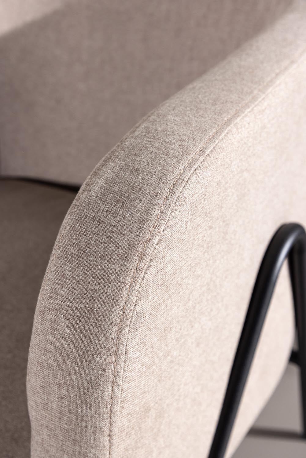 Rika Sessel in Beige präsentiert im Onlineshop von KAQTU Design AG. Sessel mit Armlehnen ist von Venture Home