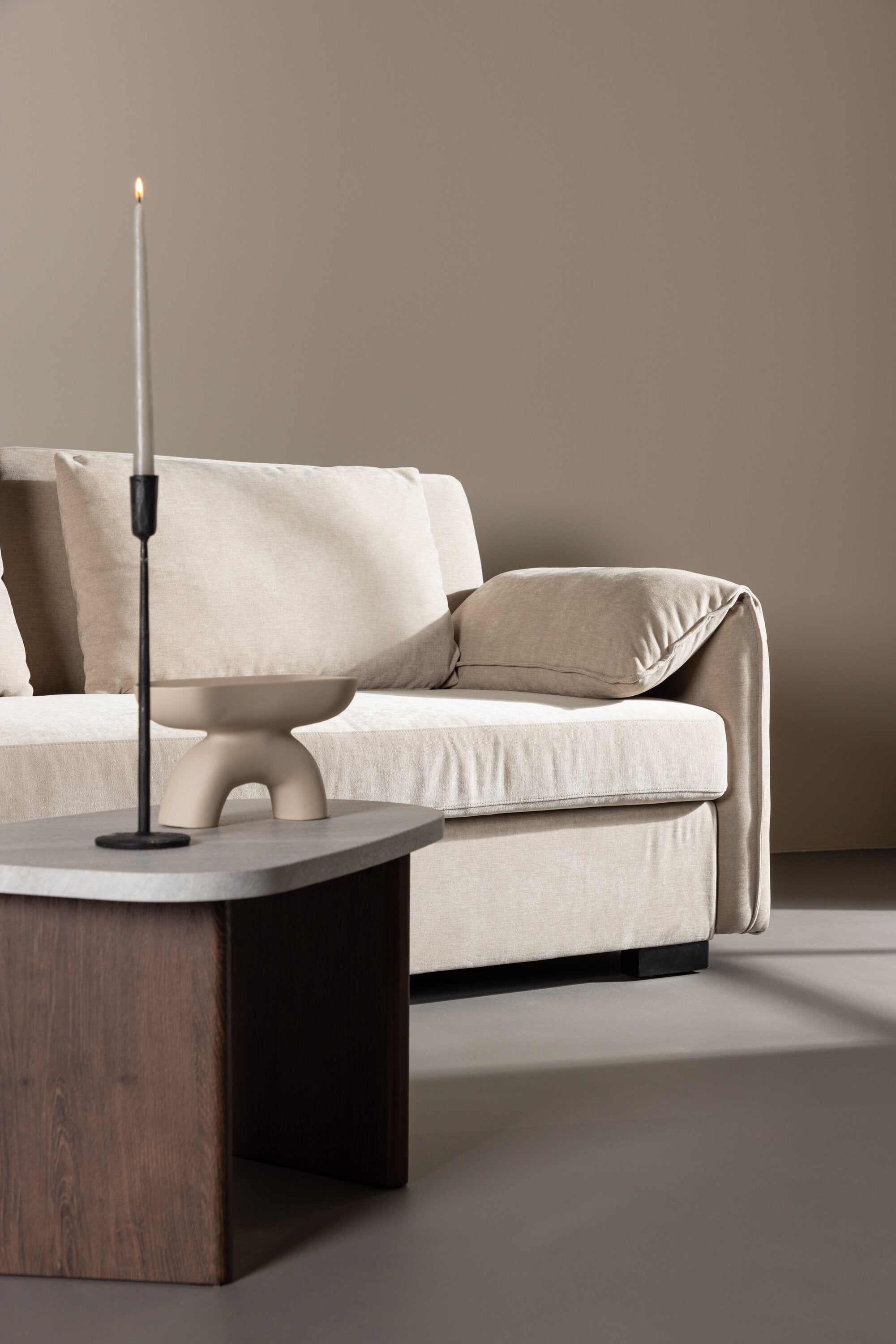 Malva 3-Seat Sofa in Schwarz/Beige präsentiert im Onlineshop von KAQTU Design AG. 3er Sofa ist von Venture Home