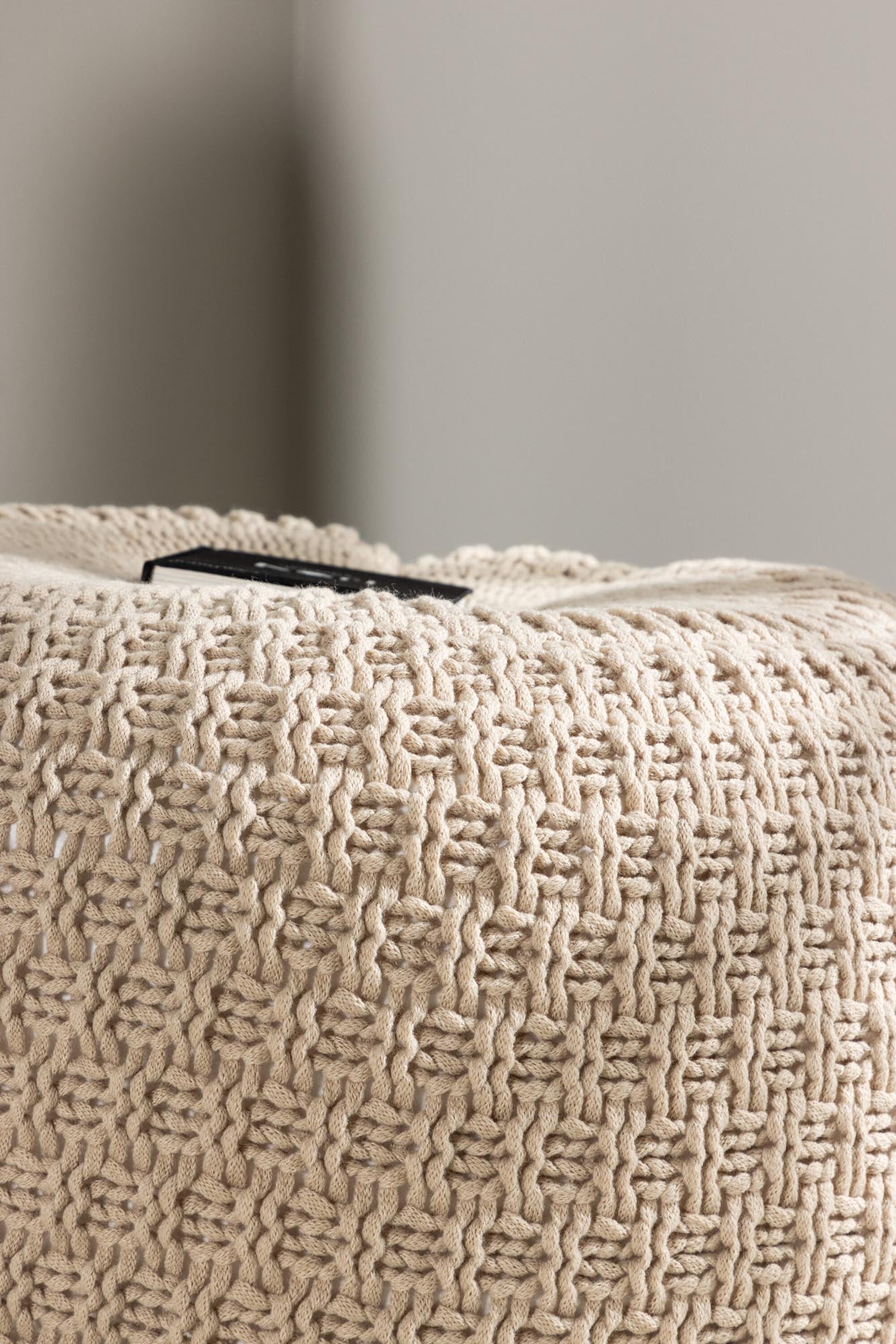 Eleganter Sam Pouf von Venture Home: Beiges Design für moderne Räume.