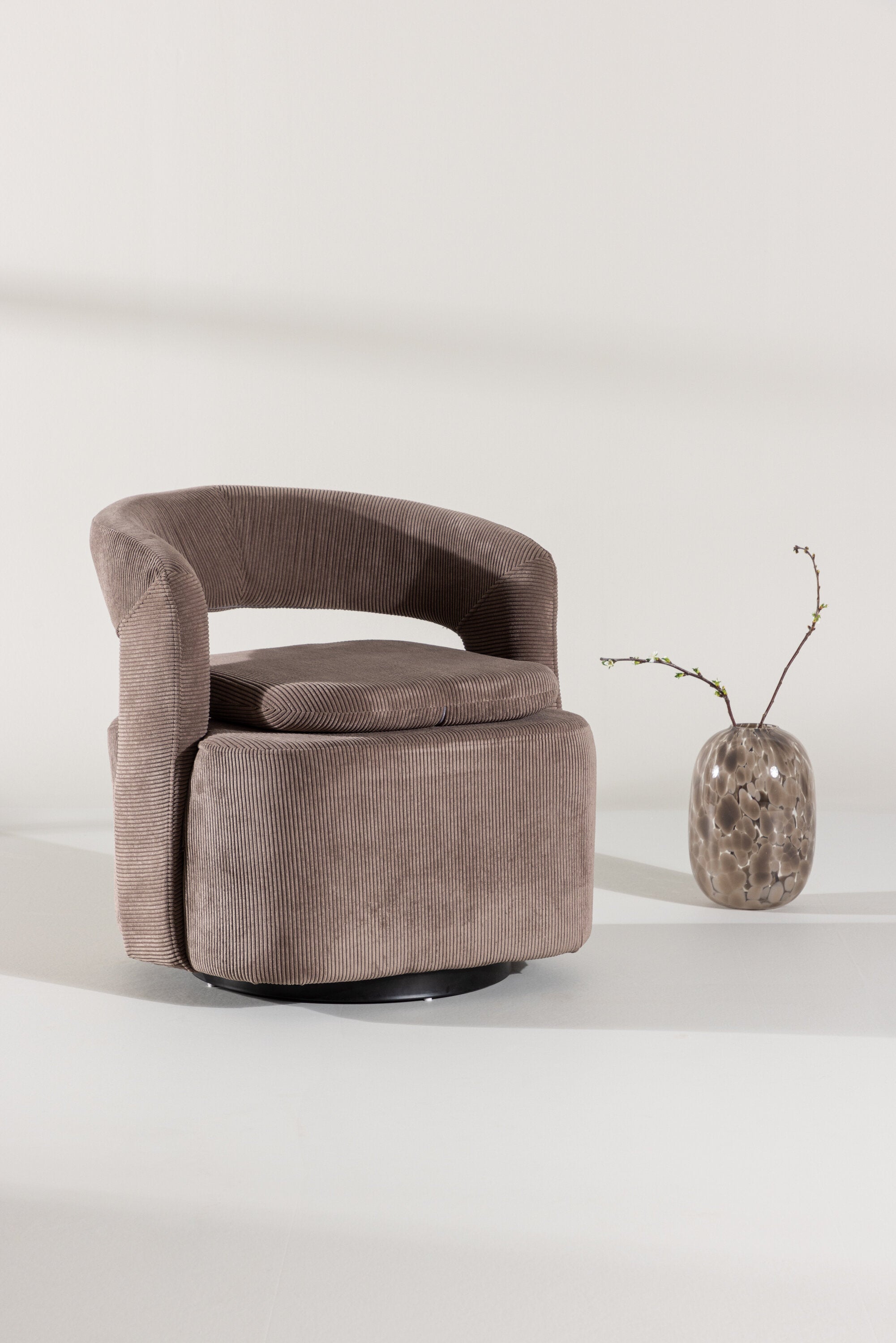 Laurel Sessel in Braun präsentiert im Onlineshop von KAQTU Design AG. Sessel mit Armlehnen ist von Venture Home