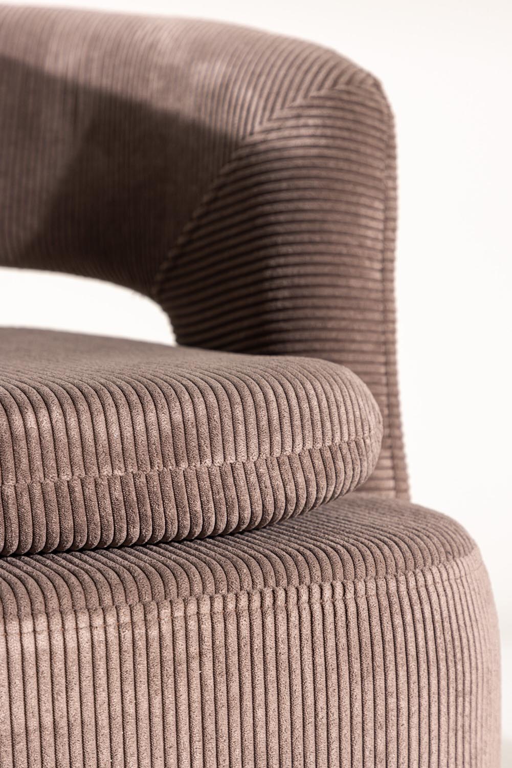 Laurel Sessel in Braun präsentiert im Onlineshop von KAQTU Design AG. Sessel mit Armlehnen ist von Venture Home