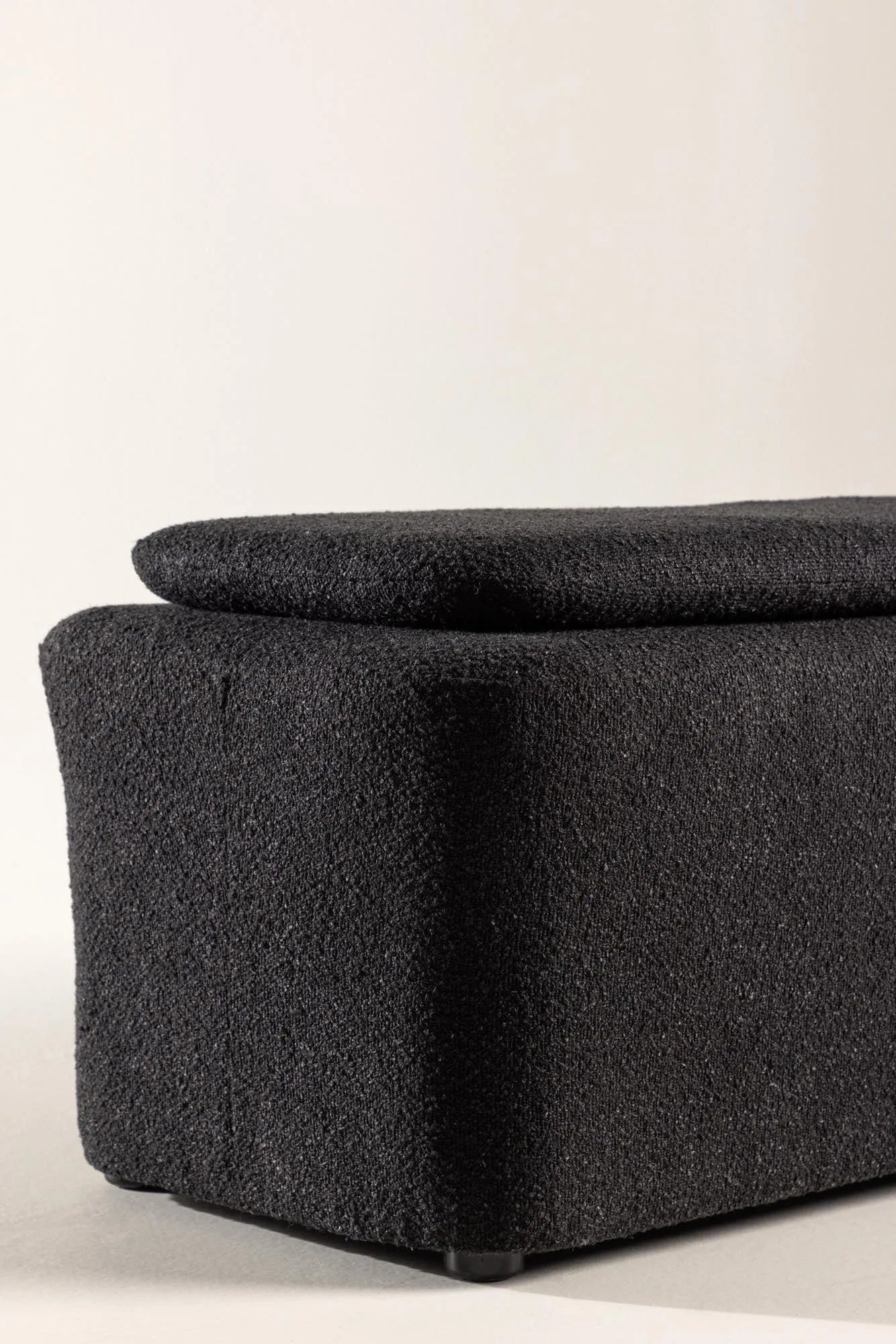 Laurel Ottoman in Schwarz präsentiert im Onlineshop von KAQTU Design AG. Ottoman ist von Venture Home