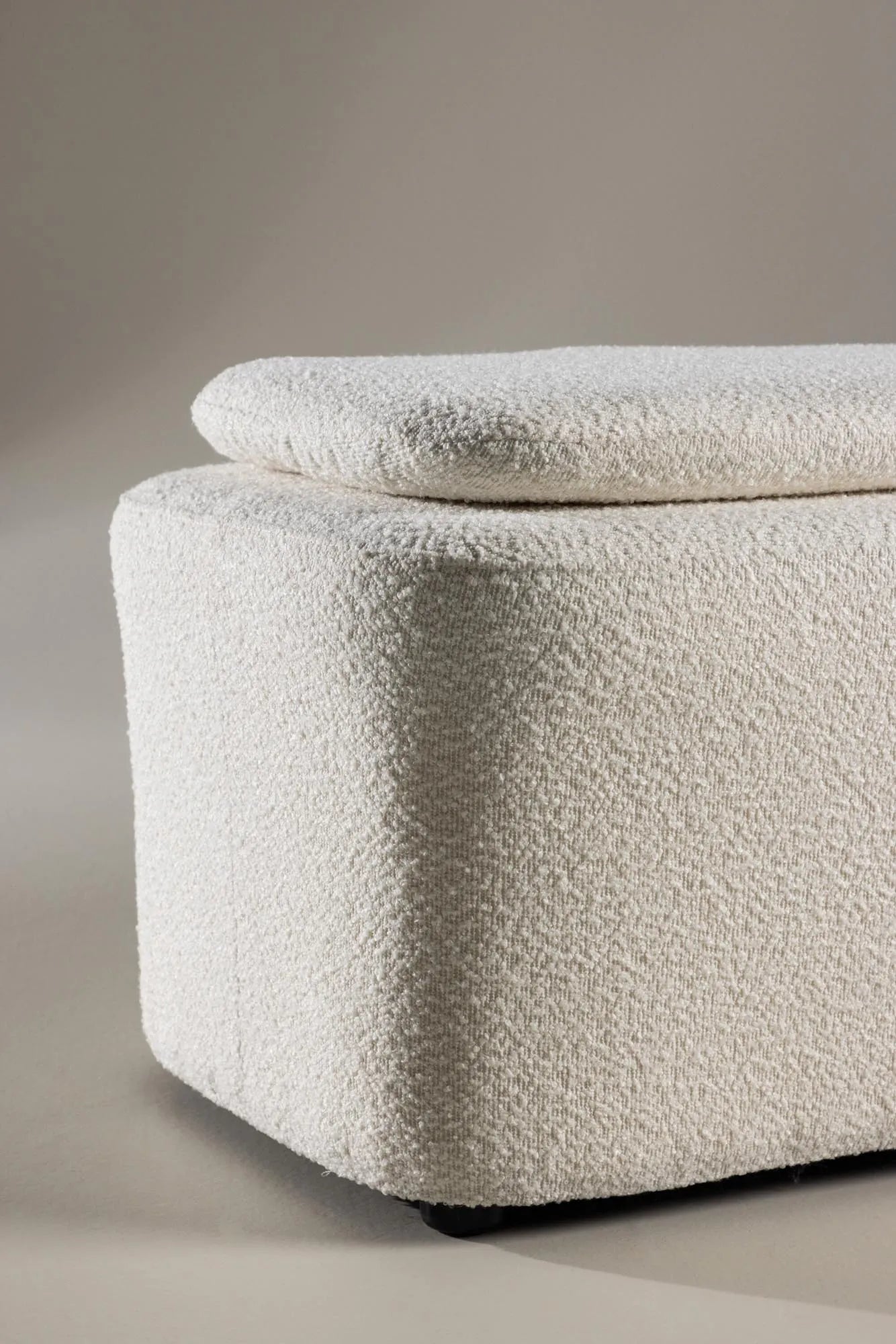 Laurel Ottoman: Luxuriöser Bouclé-Hocker für stilvolle Räume.