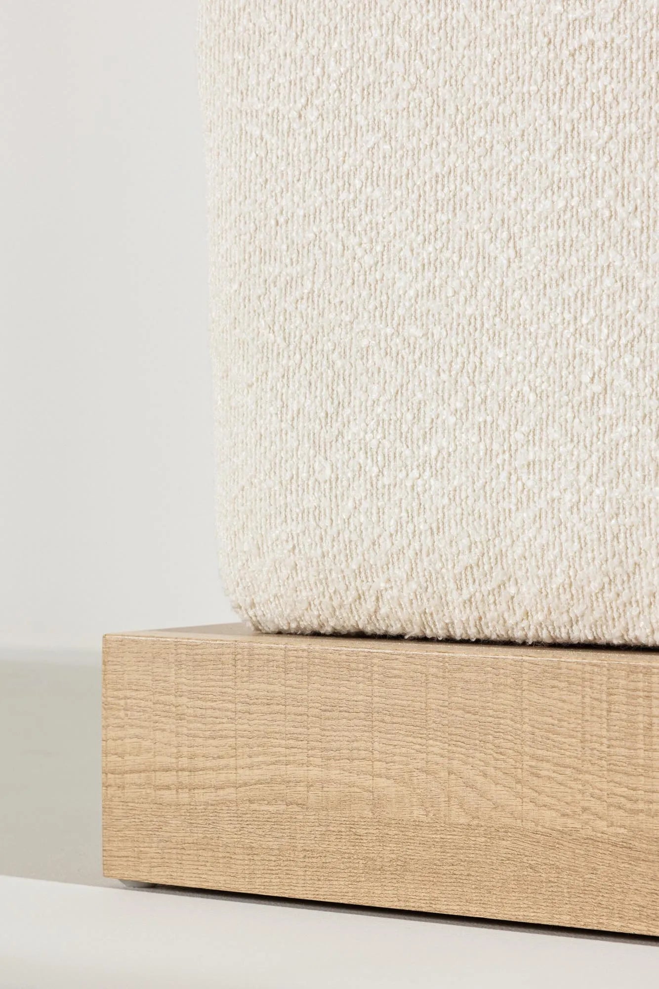 Ivy Ottoman von Venture Home: Bouclé-Design trifft auf modernen Komfort.