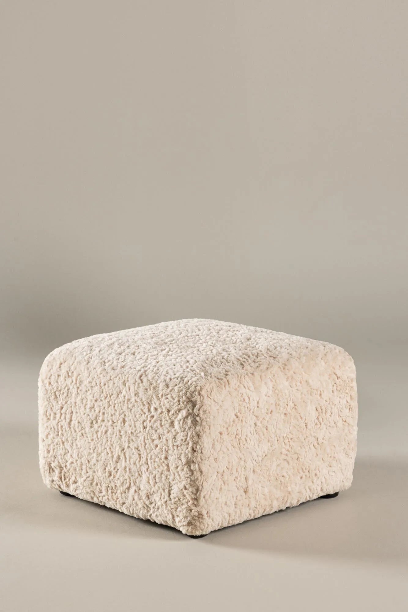 Frankie Pouf in Beige/Schwarz präsentiert im Onlineshop von KAQTU Design AG. Pouf ist von Vind