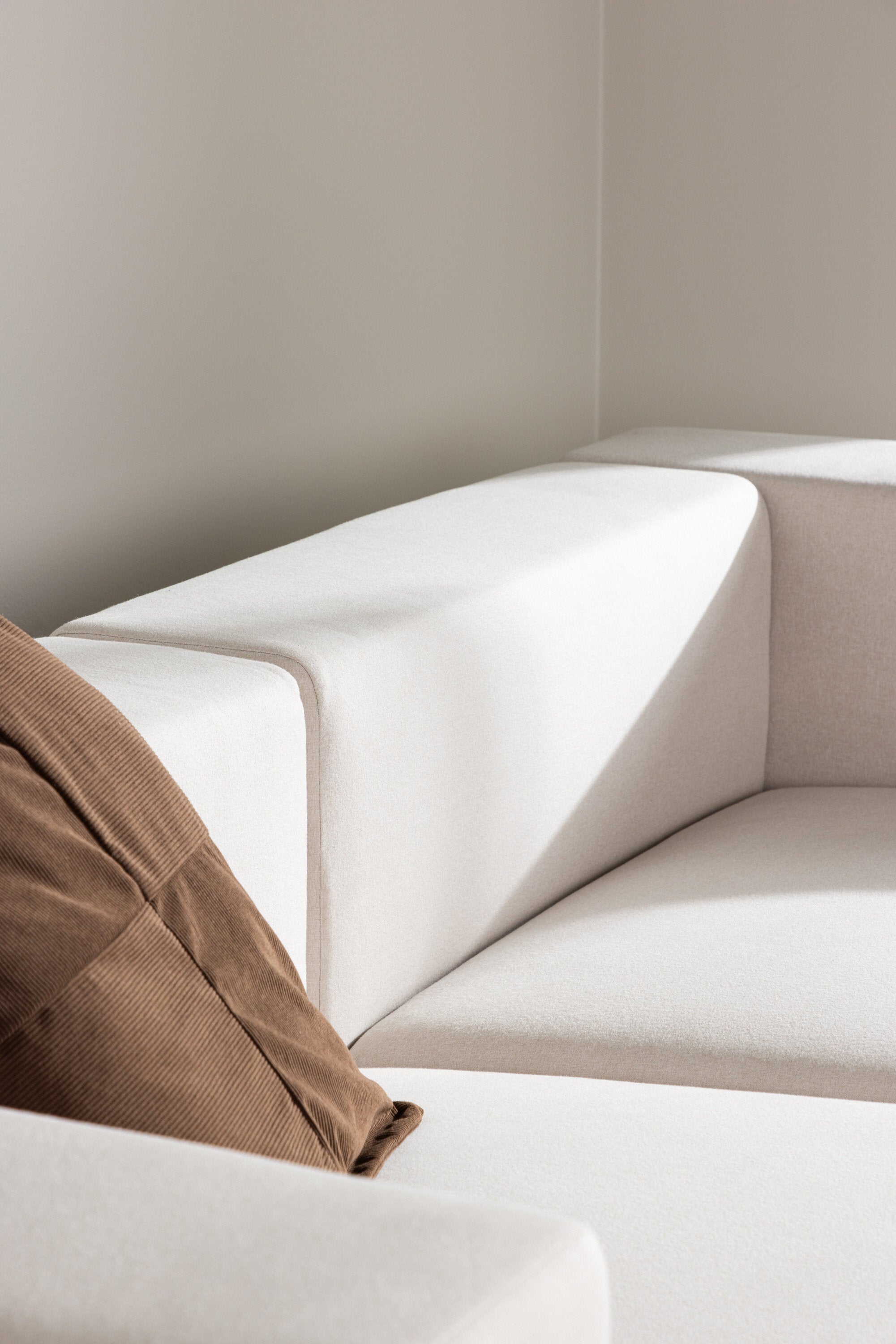 Lumi 3-Seat Sofa in Schwarz-Weiss präsentiert im Onlineshop von KAQTU Design AG. 3er Sofa ist von Venture Home