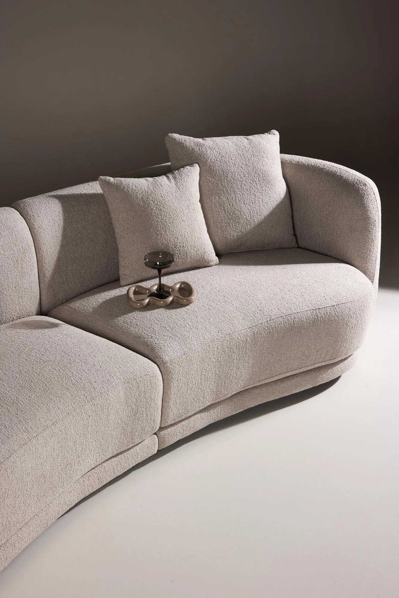 Das Cielo 3-Sitzer-Sofa vereint luxuriöses Bouclé-Material mit zeitloser Eleganz und bietet stilvollen Komfort für Ihr Zuhause.