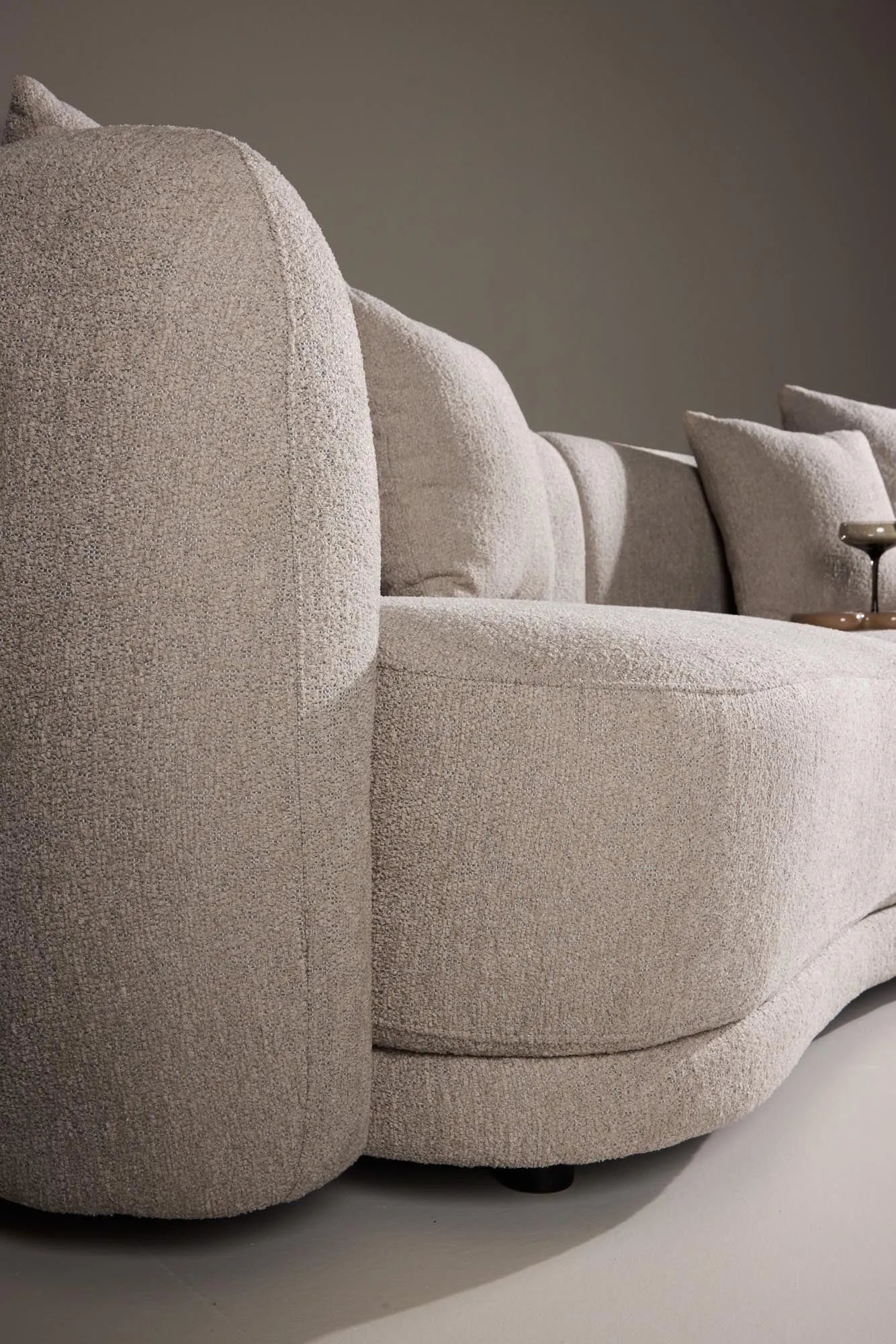 Das Cielo 3-Sitzer-Sofa vereint luxuriöses Bouclé-Material mit zeitloser Eleganz und bietet stilvollen Komfort für Ihr Zuhause.