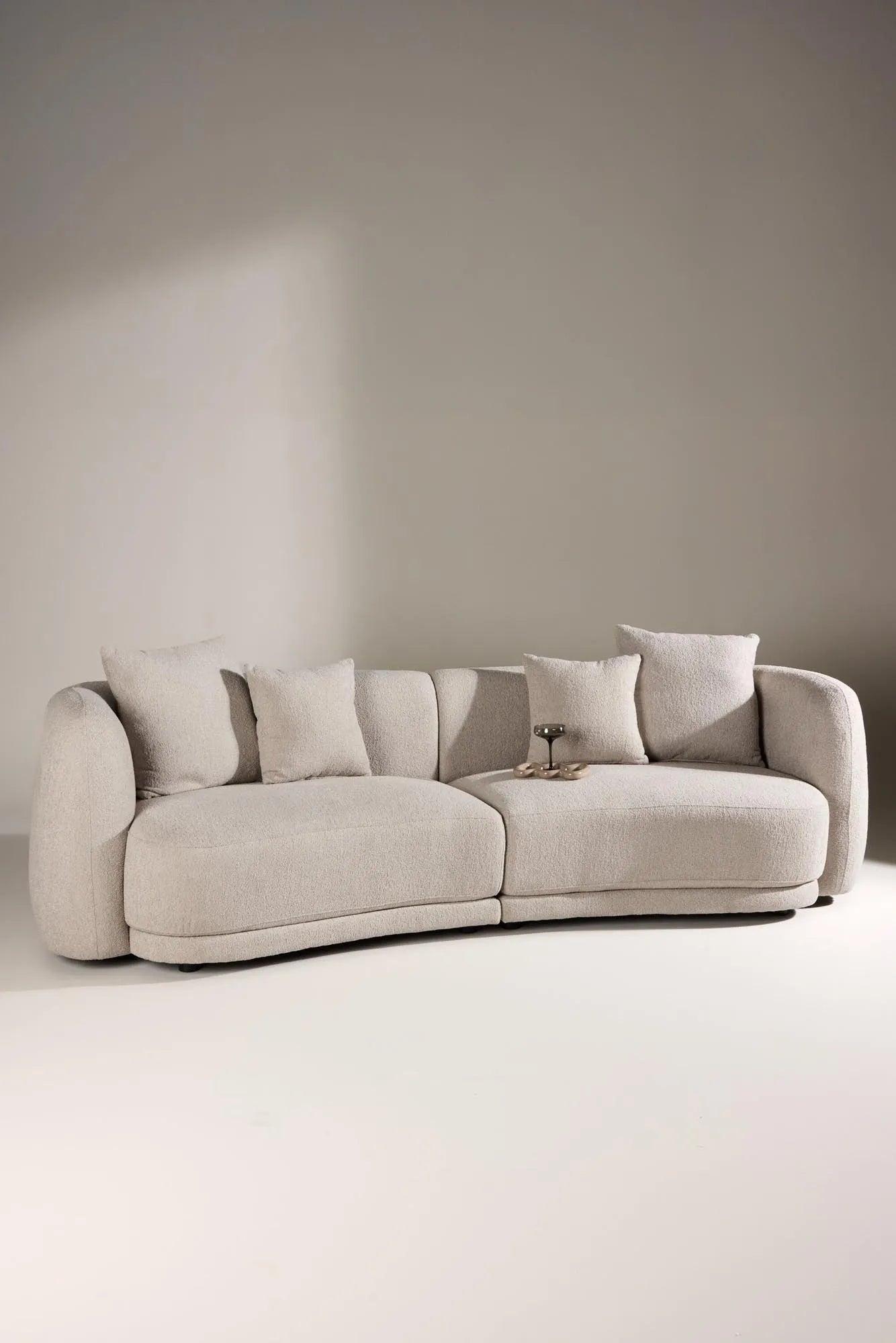 Das Cielo 3-Sitzer-Sofa vereint luxuriöses Bouclé-Material mit zeitloser Eleganz und bietet stilvollen Komfort für Ihr Zuhause.