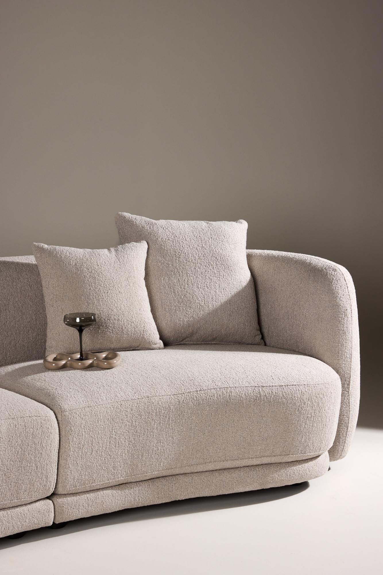 Das Cielo 3-Sitzer Sofa von Venture Home kombiniert modernes Design mit Komfort, ideal für stilvolle Wohnbereiche.