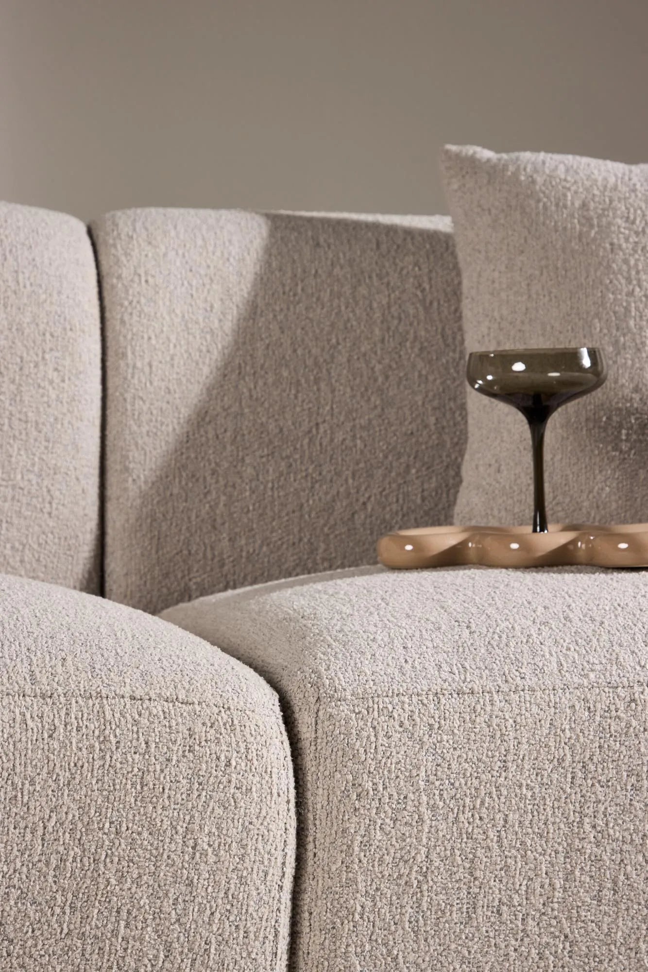 Das Cielo 3-Sitzer-Sofa vereint luxuriöses Bouclé-Material mit zeitloser Eleganz und bietet stilvollen Komfort für Ihr Zuhause.