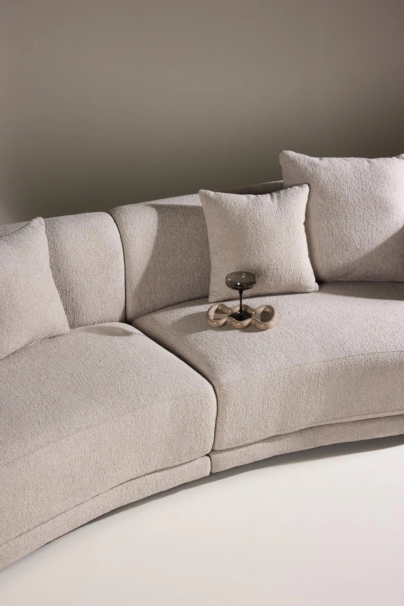 Das Cielo 3-Sitzer-Sofa vereint luxuriöses Bouclé-Material mit zeitloser Eleganz und bietet stilvollen Komfort für Ihr Zuhause.