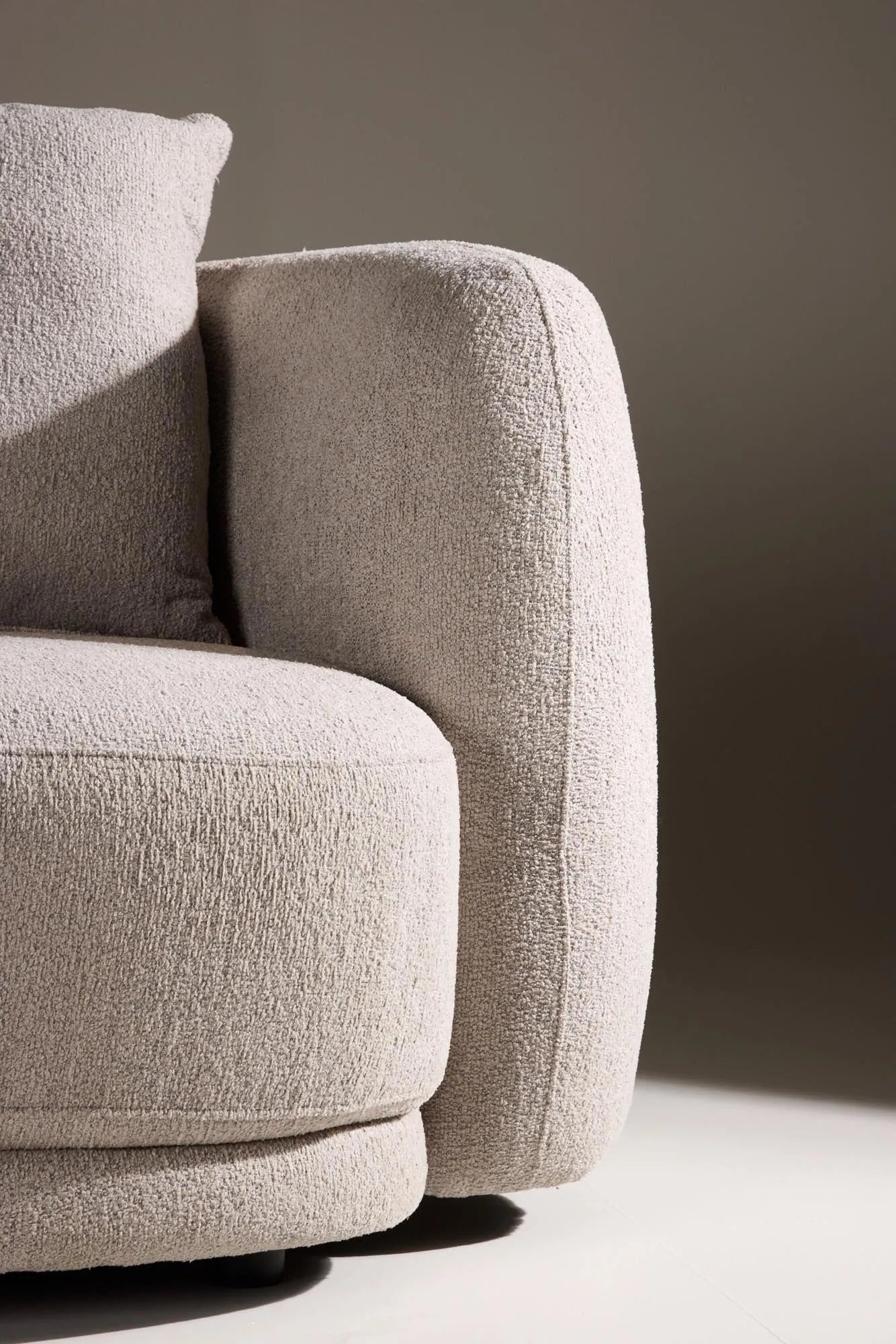 Das Cielo 3-Sitzer-Sofa vereint luxuriöses Bouclé-Material mit zeitloser Eleganz und bietet stilvollen Komfort für Ihr Zuhause.