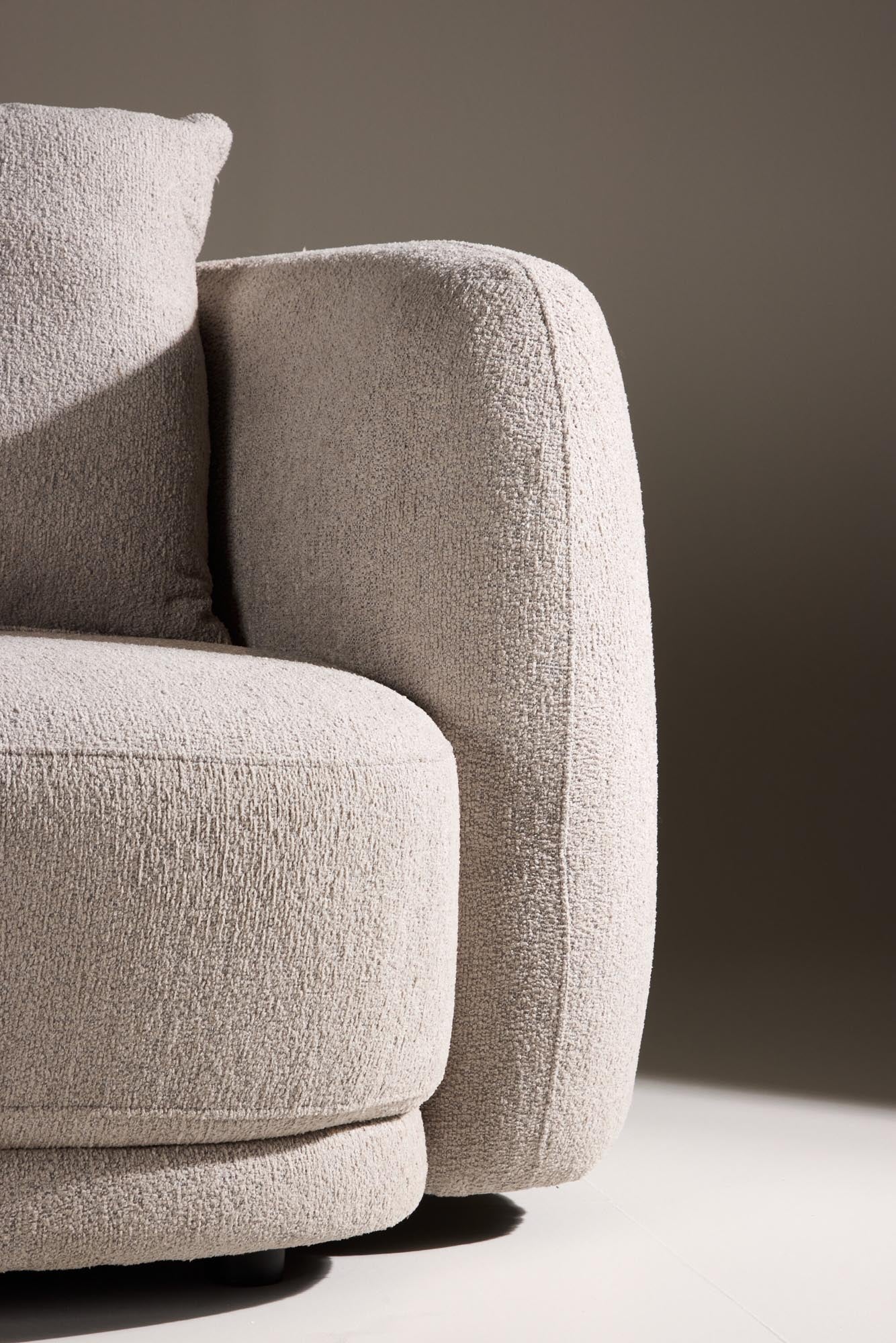 Das Cielo 3-Sitzer Sofa von Venture Home kombiniert modernes Design mit Komfort, ideal für stilvolle Wohnbereiche.