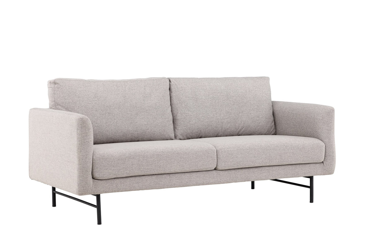 Braunes 3er Sofa Sky von Venture Home mit schwarzen Stahlbeinen, Polsterung aus Polyester und Schaumstoff, inklusive Kissen.