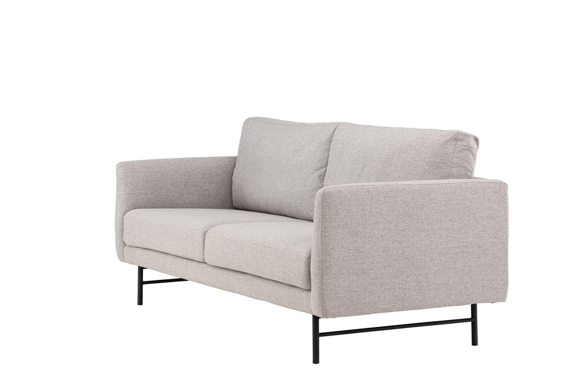 Braunes 3er Sofa Sky von Venture Home mit schwarzen Stahlbeinen, Polsterung aus Polyester und Schaumstoff, inklusive Kissen.