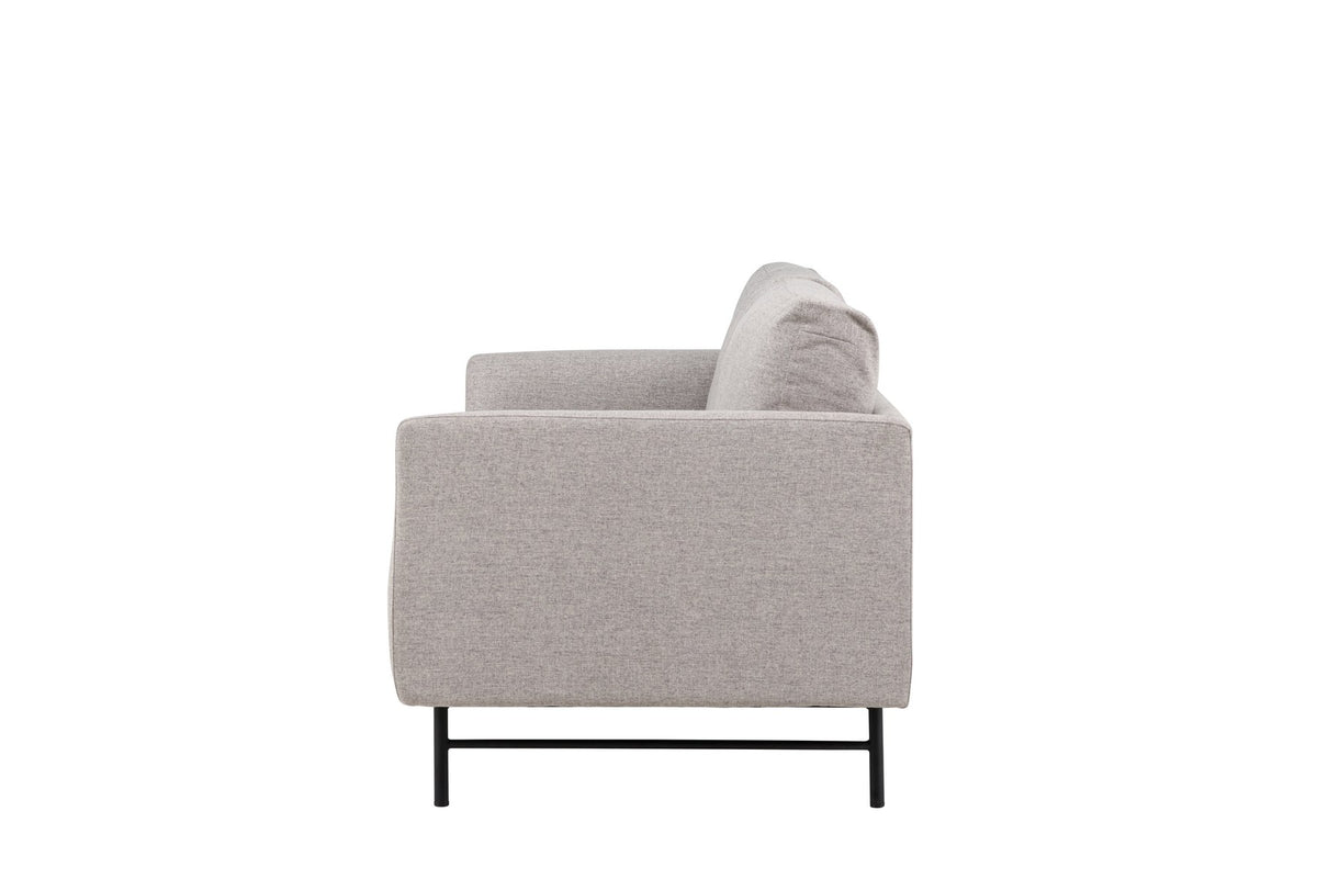 Braunes 3er Sofa Sky von Venture Home mit schwarzen Stahlbeinen, Polsterung aus Polyester und Schaumstoff, inklusive Kissen.