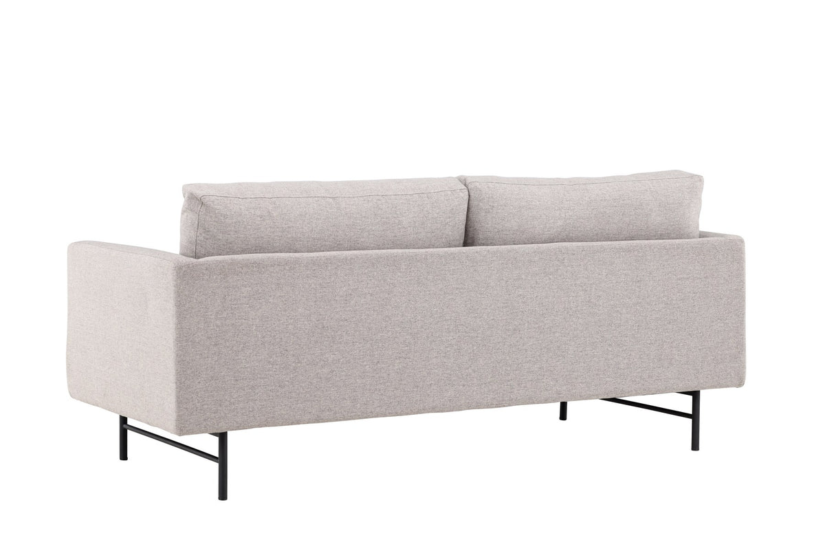 Braunes 3er Sofa Sky von Venture Home mit schwarzen Stahlbeinen, Polsterung aus Polyester und Schaumstoff, inklusive Kissen.