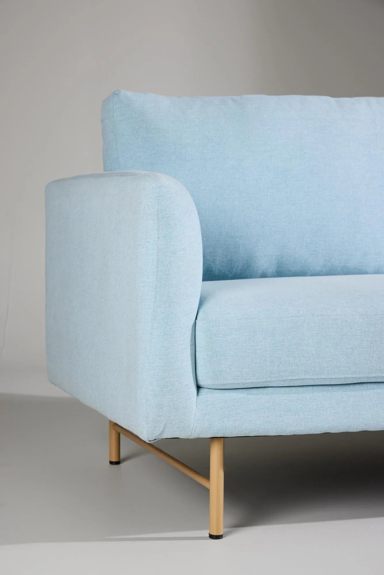 Das Sky 3-Sitzer-Sofa in Babyblau vereint modernen Stil mit Komfort, ideal für einladende und entspannende Wohnräume.