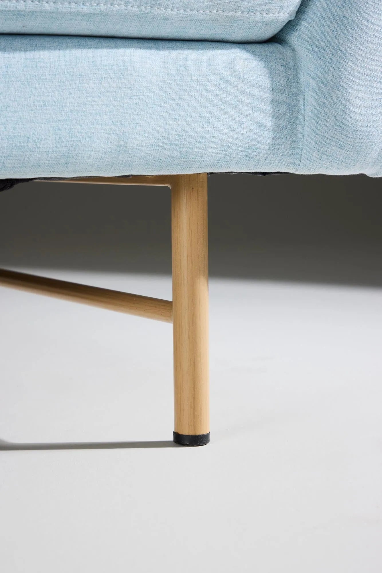 Das Sky 3-Sitzer Sofa von Venture Home kombiniert zeitgemäßen Stil mit gemütlichem Komfort für Ihr Zuhause.