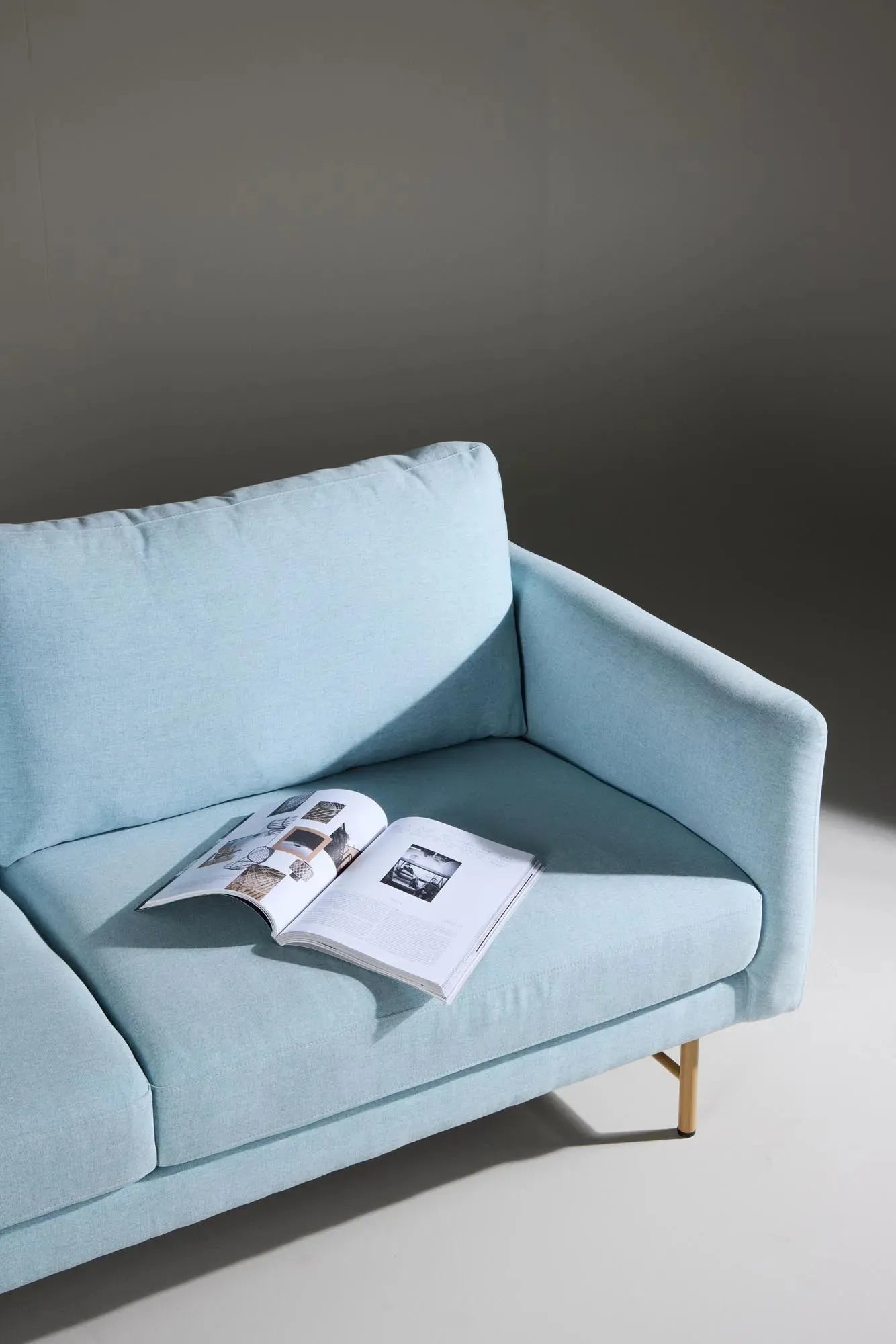 Das Sky 3-Sitzer Sofa von Venture Home kombiniert zeitgemäßes Design mit Komfort, perfekt für ein modernes Wohnambiente.