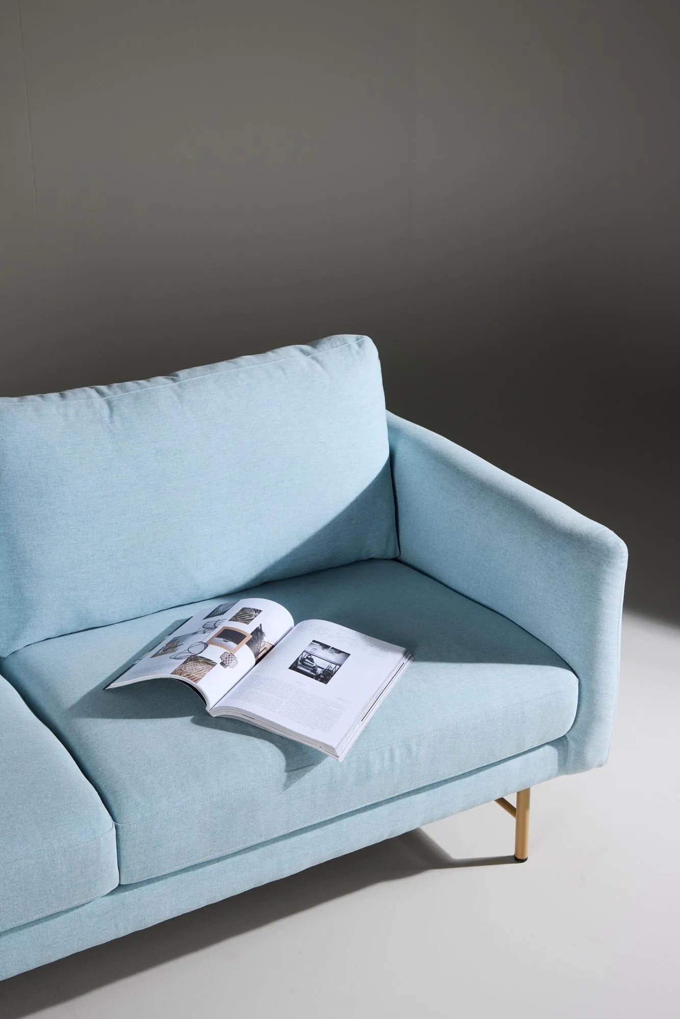 Das Sky 3-Sitzer-Sofa in Babyblau vereint modernen Stil mit Komfort, ideal für einladende und entspannende Wohnräume.