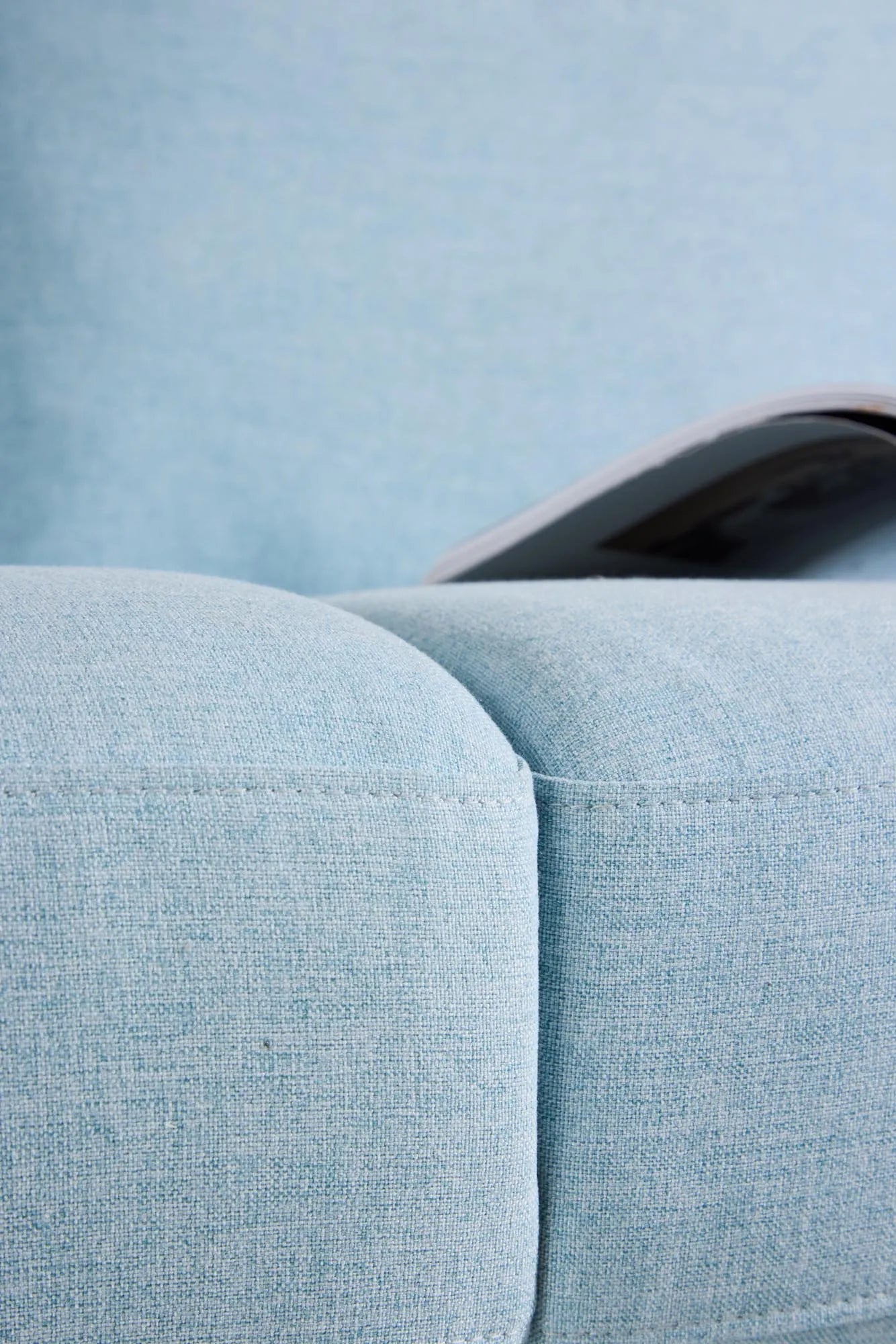 Das Sky 3-Sitzer-Sofa in Babyblau vereint modernen Stil mit Komfort, ideal für einladende und entspannende Wohnräume.