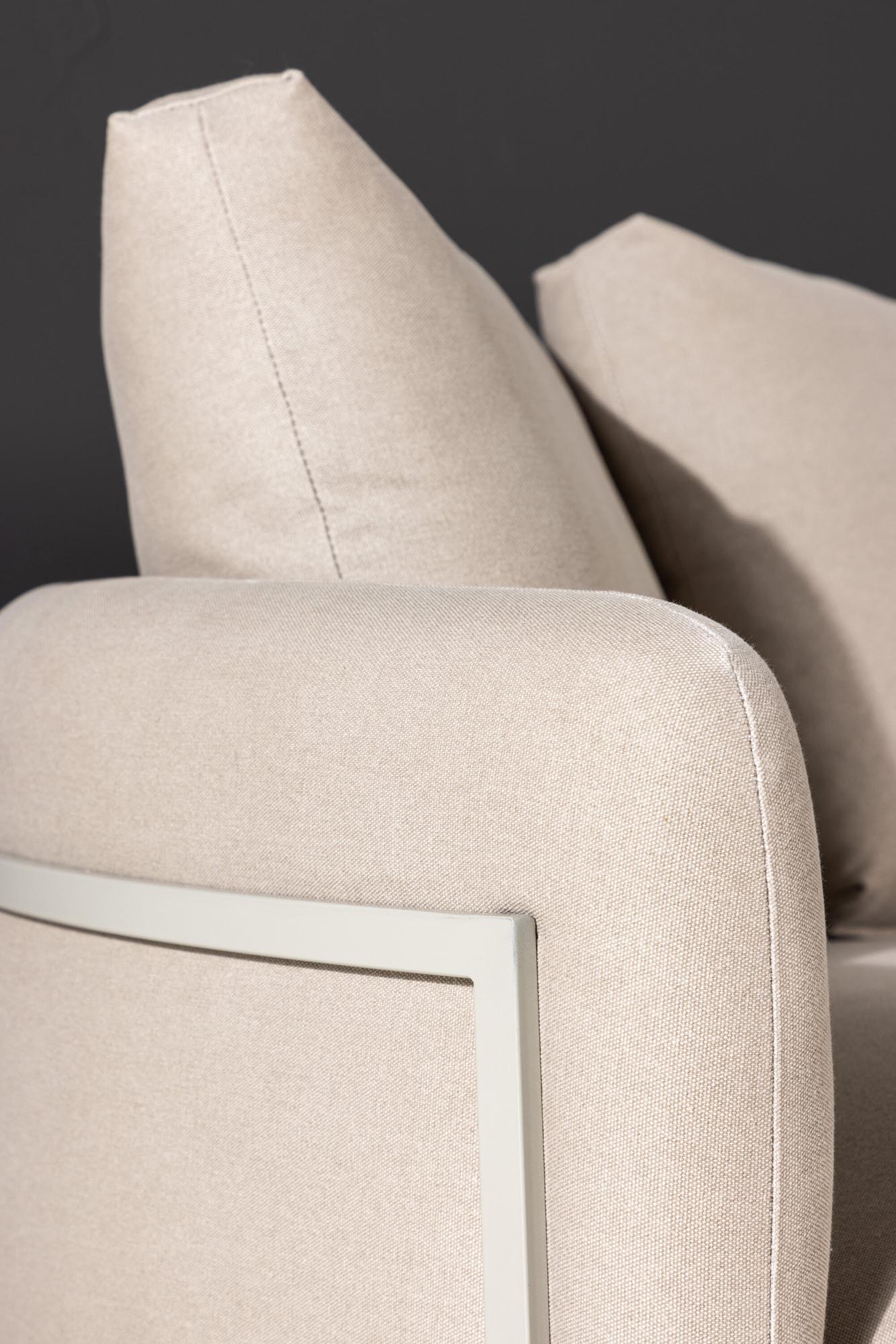 Stellar Sofa: Luxuriöser 4-Sitzer für stilvolle Wohnräume.