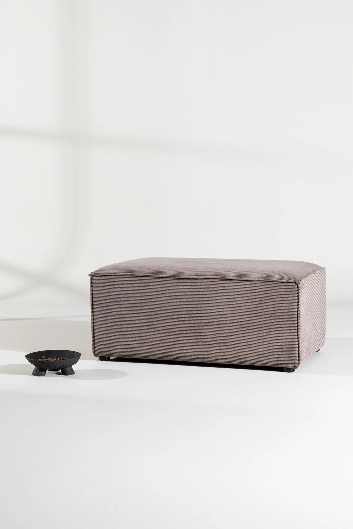 Gillholmen Pouf in Schwarz präsentiert im Onlineshop von KAQTU Design AG. Pouf ist von Venture Home