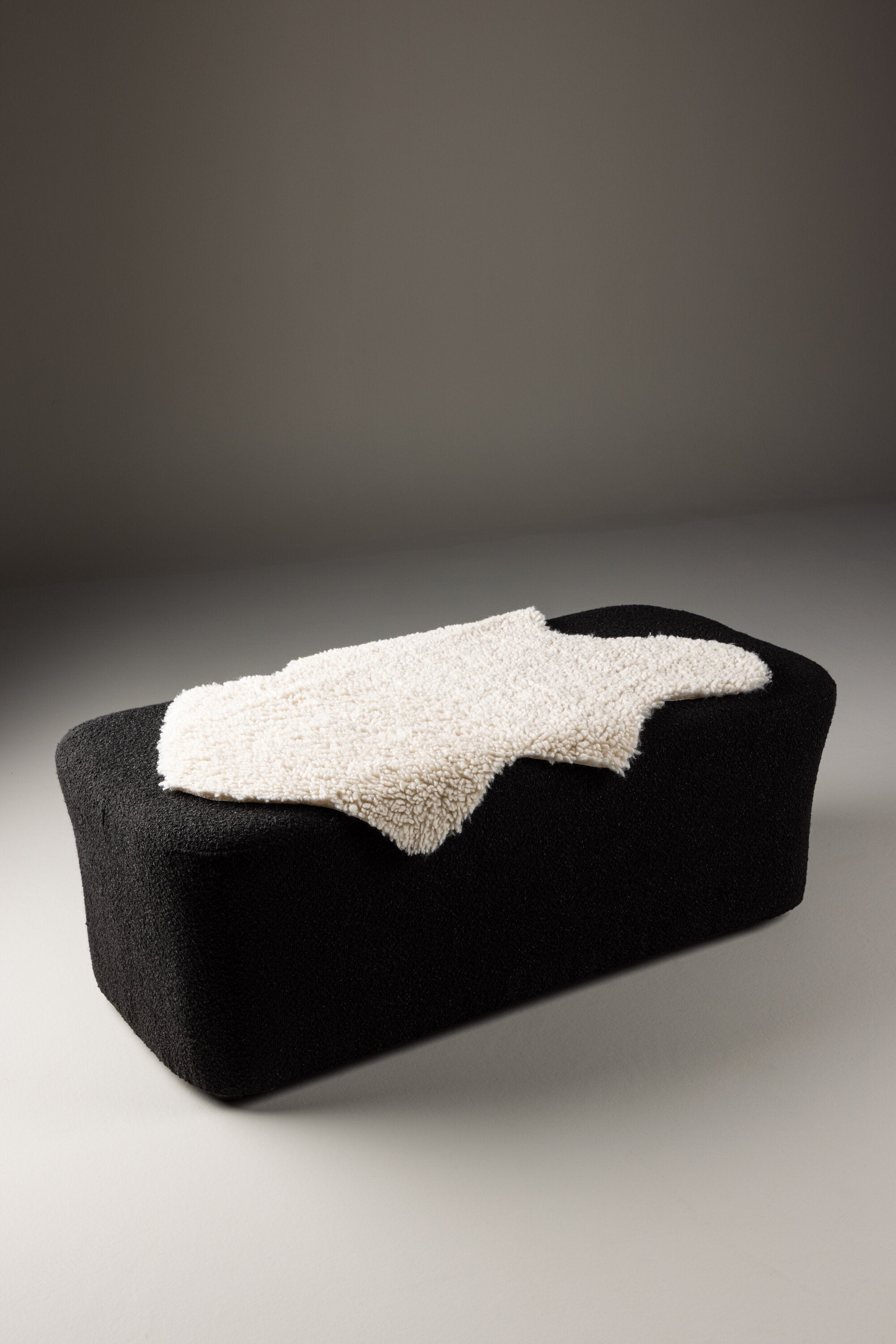 Katy Throw in Weiss präsentiert im Onlineshop von KAQTU Design AG. Fell ist von Venture Home
