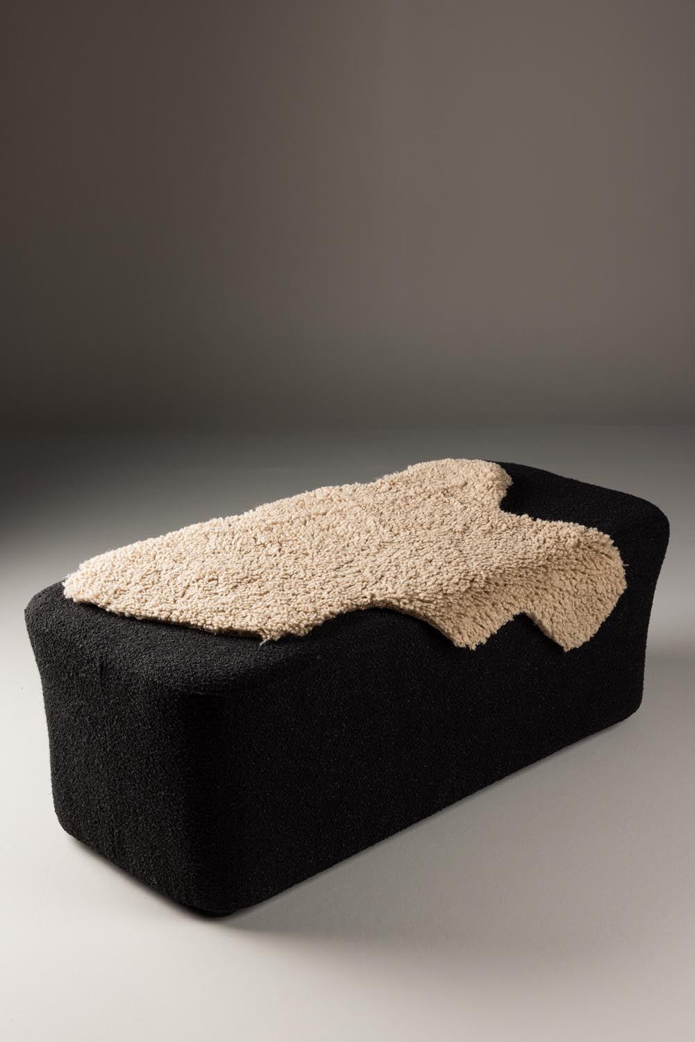 Katy Throw in Beige präsentiert im Onlineshop von KAQTU Design AG. Fell ist von Venture Home