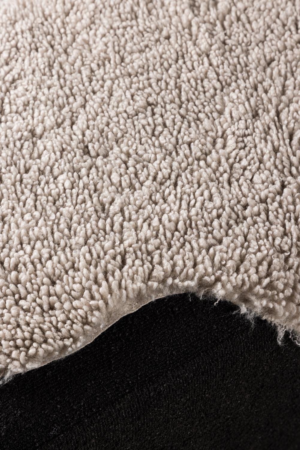 Katy Throw in Hellgrau präsentiert im Onlineshop von KAQTU Design AG. Fell ist von Venture Home