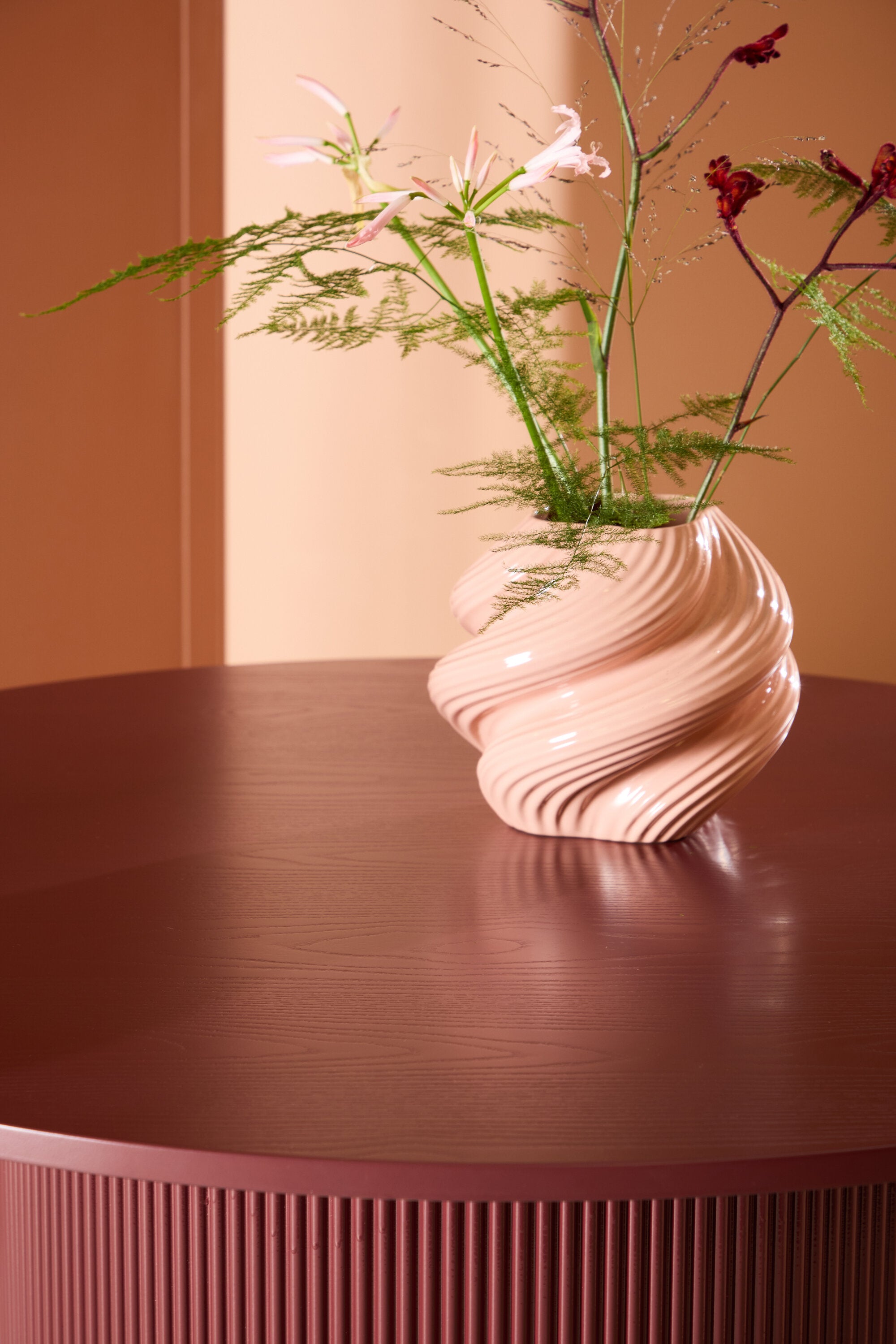 Lenox Esstisch in Burgund präsentiert im Onlineshop von KAQTU Design AG. Esstisch ist von Venture Home