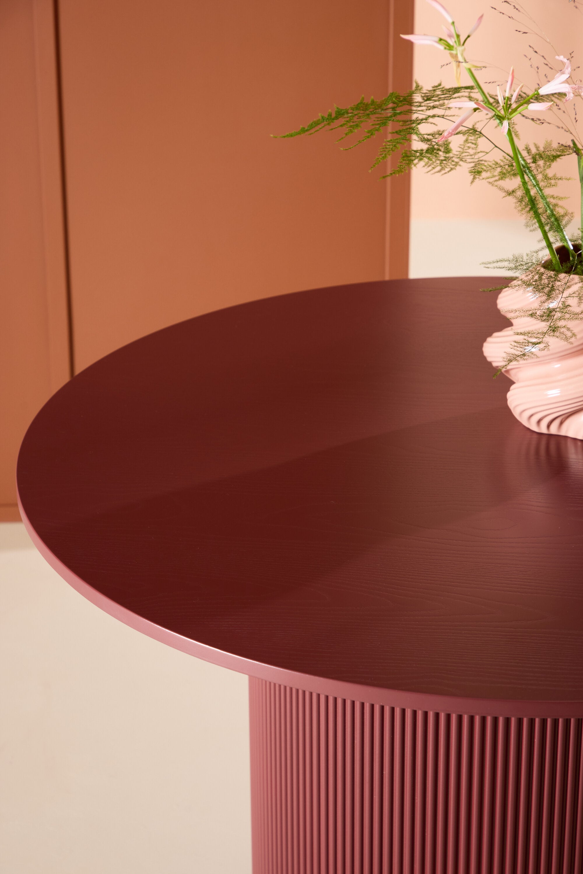 Lenox Esstisch in Burgund präsentiert im Onlineshop von KAQTU Design AG. Esstisch ist von Venture Home