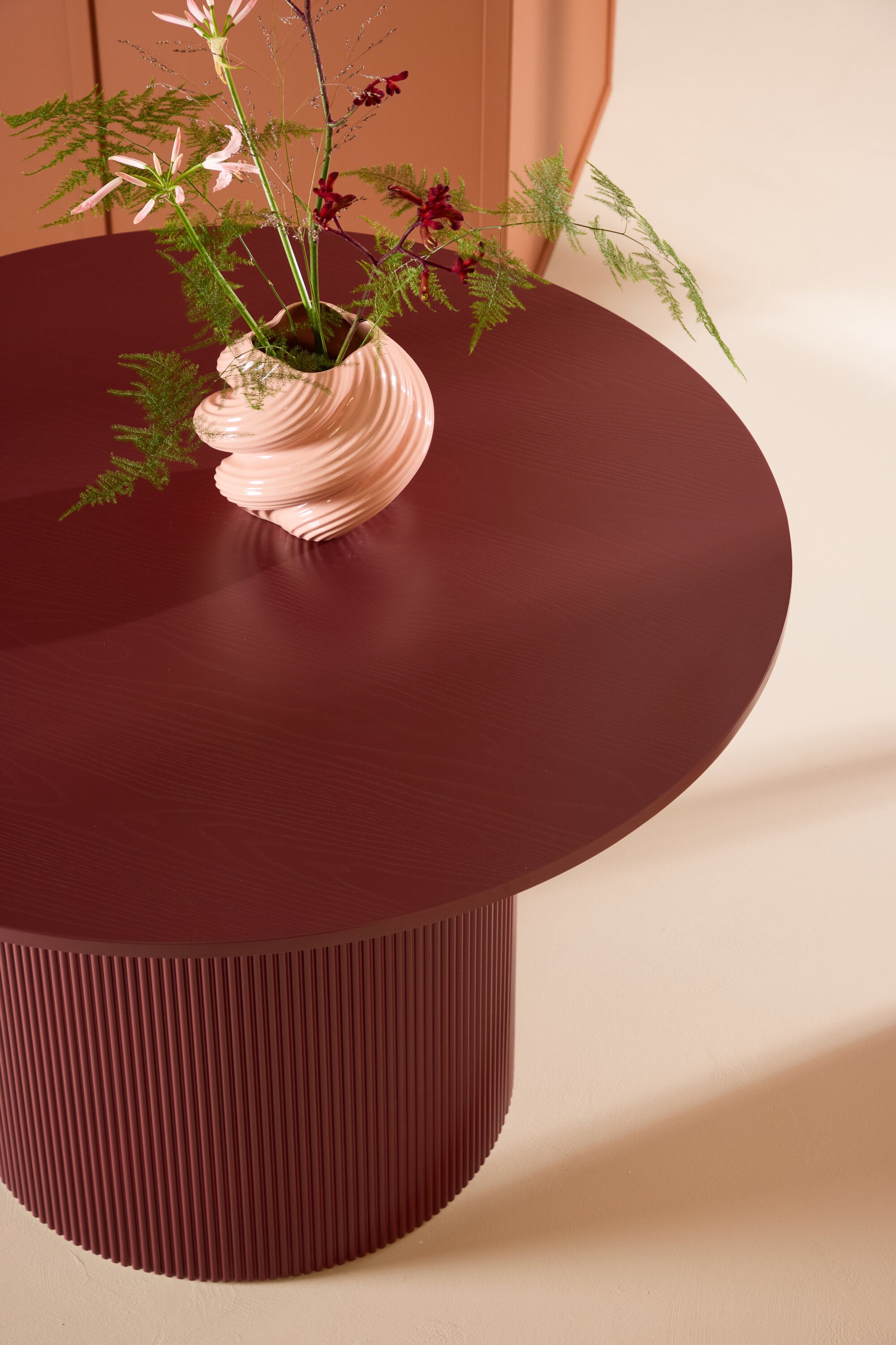 Lenox Esstisch in Burgund präsentiert im Onlineshop von KAQTU Design AG. Esstisch ist von Venture Home