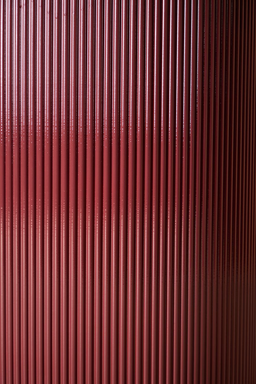 Lenox Esstisch in Burgund präsentiert im Onlineshop von KAQTU Design AG. Esstisch ist von Venture Home