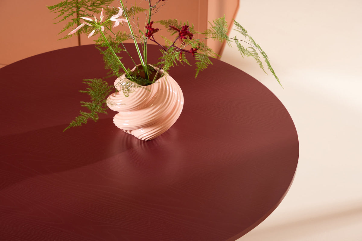 Lenox Esstisch in Burgund präsentiert im Onlineshop von KAQTU Design AG. Esstisch ist von Venture Home
